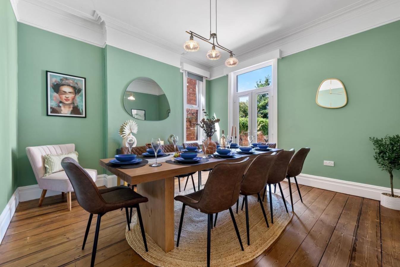 5-Bed Luxury Manor, Games Room, Off road parking & Stylish interiors, Central Gloucester, Cotswolds - Sleeps up to 12 Great for Groups! by Blue Puffin Stay view 4