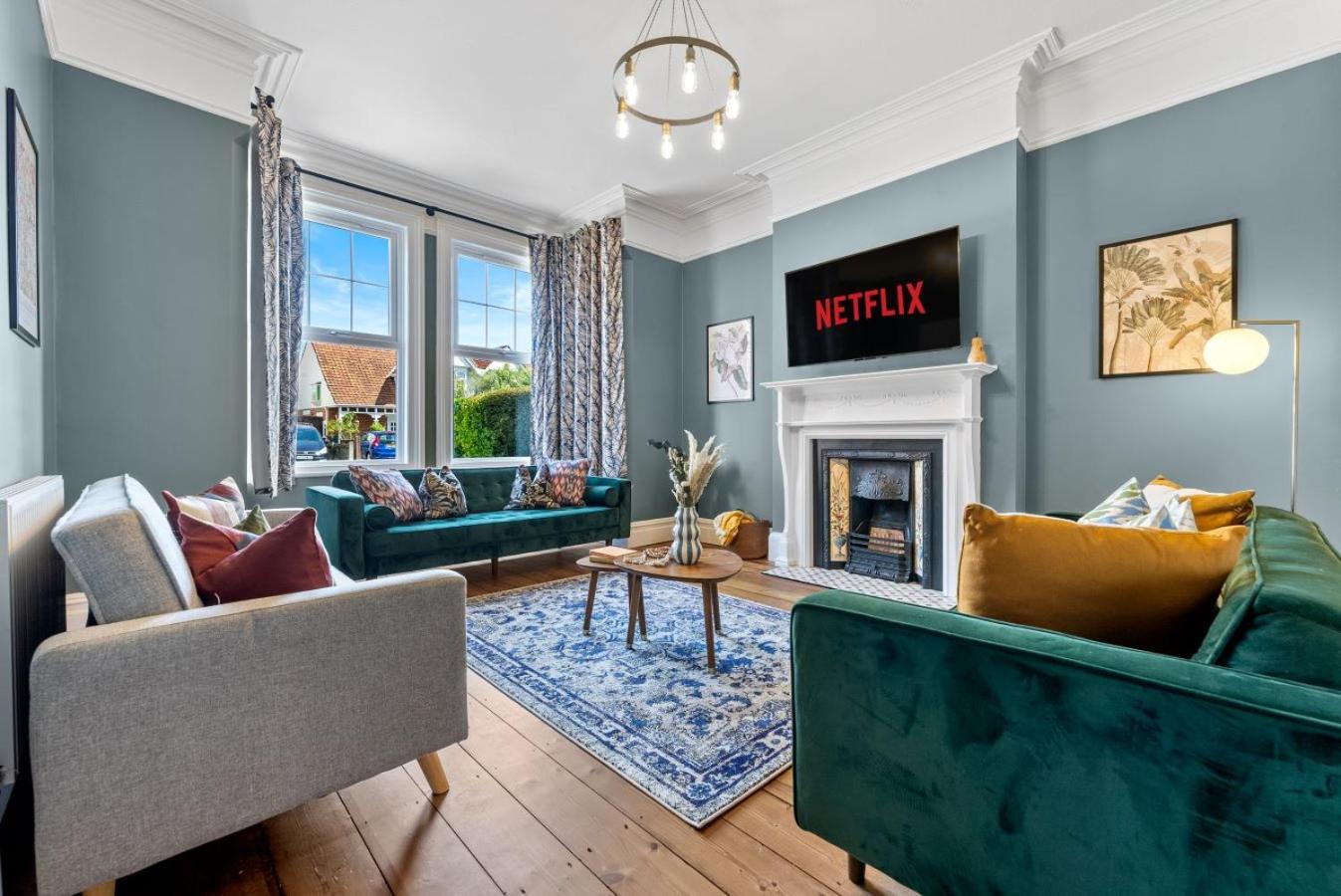 5-Bed Luxury Manor, Games Room, Off road parking & Stylish interiors, Central Gloucester, Cotswolds - Sleeps up to 12 Great for Groups! by Blue Puffin Stay view 3