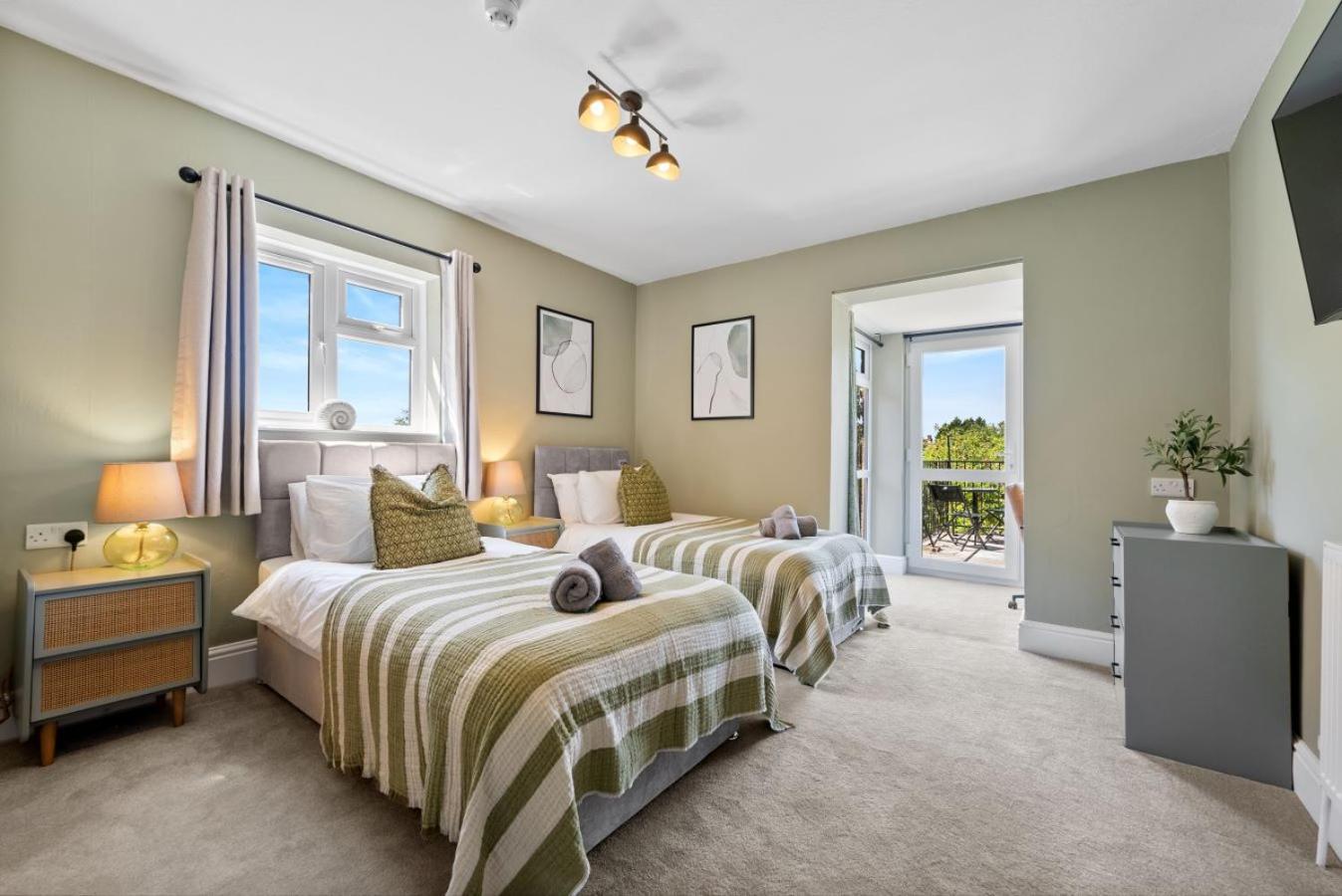 5-Bed Luxury Manor, Games Room, Off road parking & Stylish interiors, Central Gloucester, Cotswolds - Sleeps up to 12 Great for Groups! by Blue Puffin Stay view 2