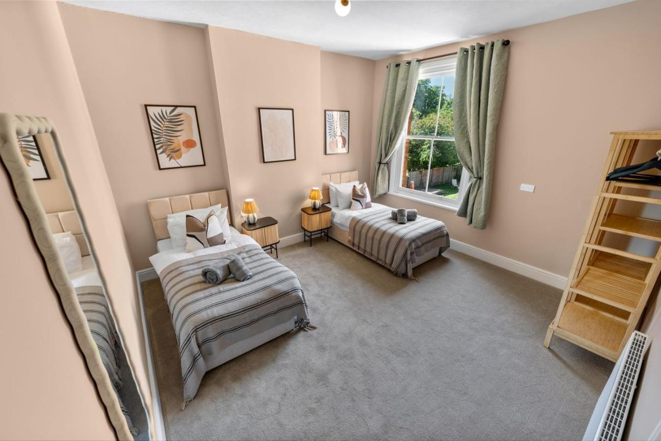 5-Bed Luxury Manor, Games Room, Off road parking & Stylish interiors, Central Gloucester, Cotswolds - Sleeps up to 12 Great for Groups! by Blue Puffin Stay view 5
