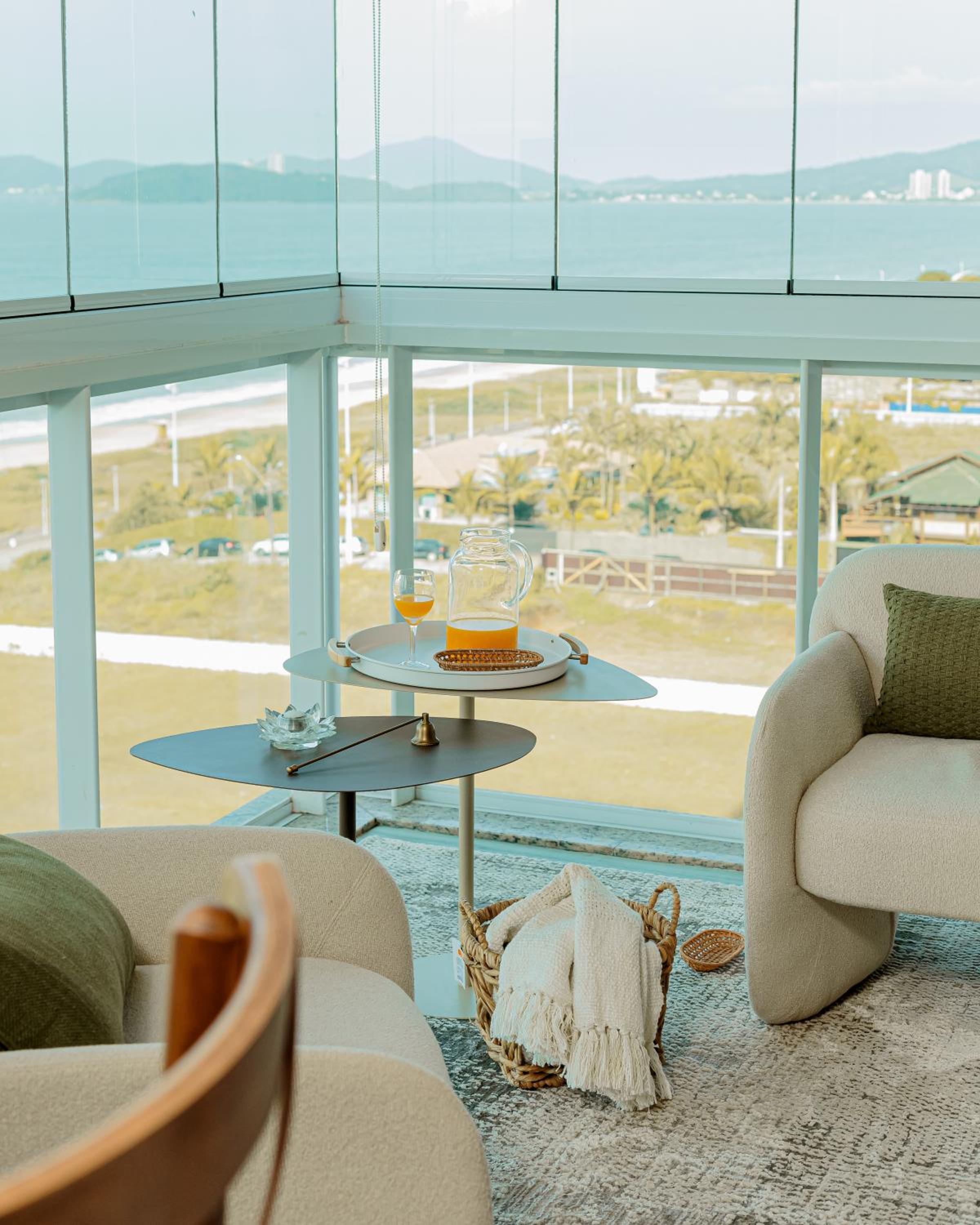 Apto Vista Mar Home Club Pé na Areia 3 Quartos Ares Condicionados Cozinha Completa Piscina Aquecida Jacuzzi Sauna Academia Quadra Playground Salão de Jogos