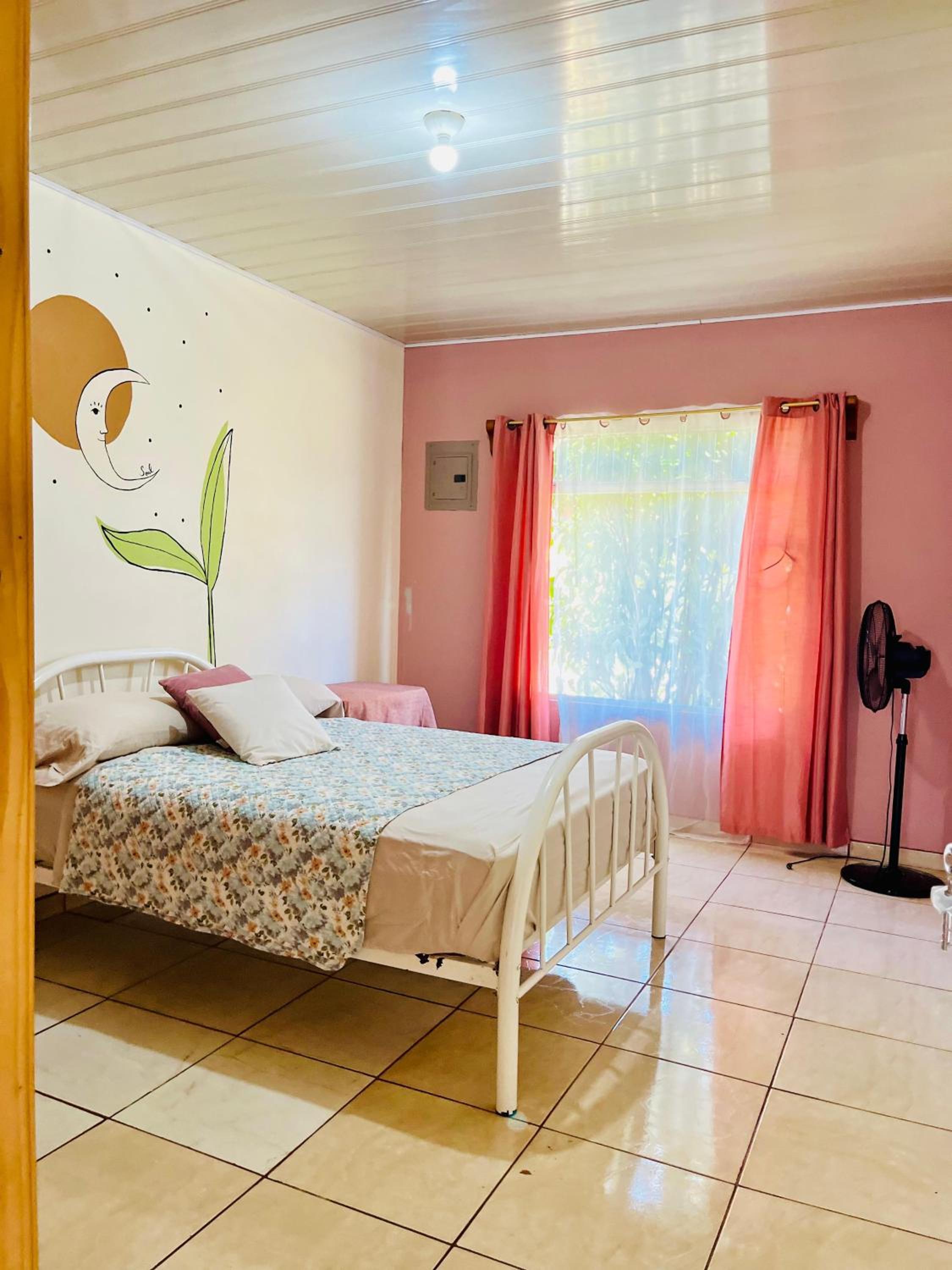 Charming Casa Aura, near lake Arenal in Nuevo arenal, pet friendly- Casas Airelibre