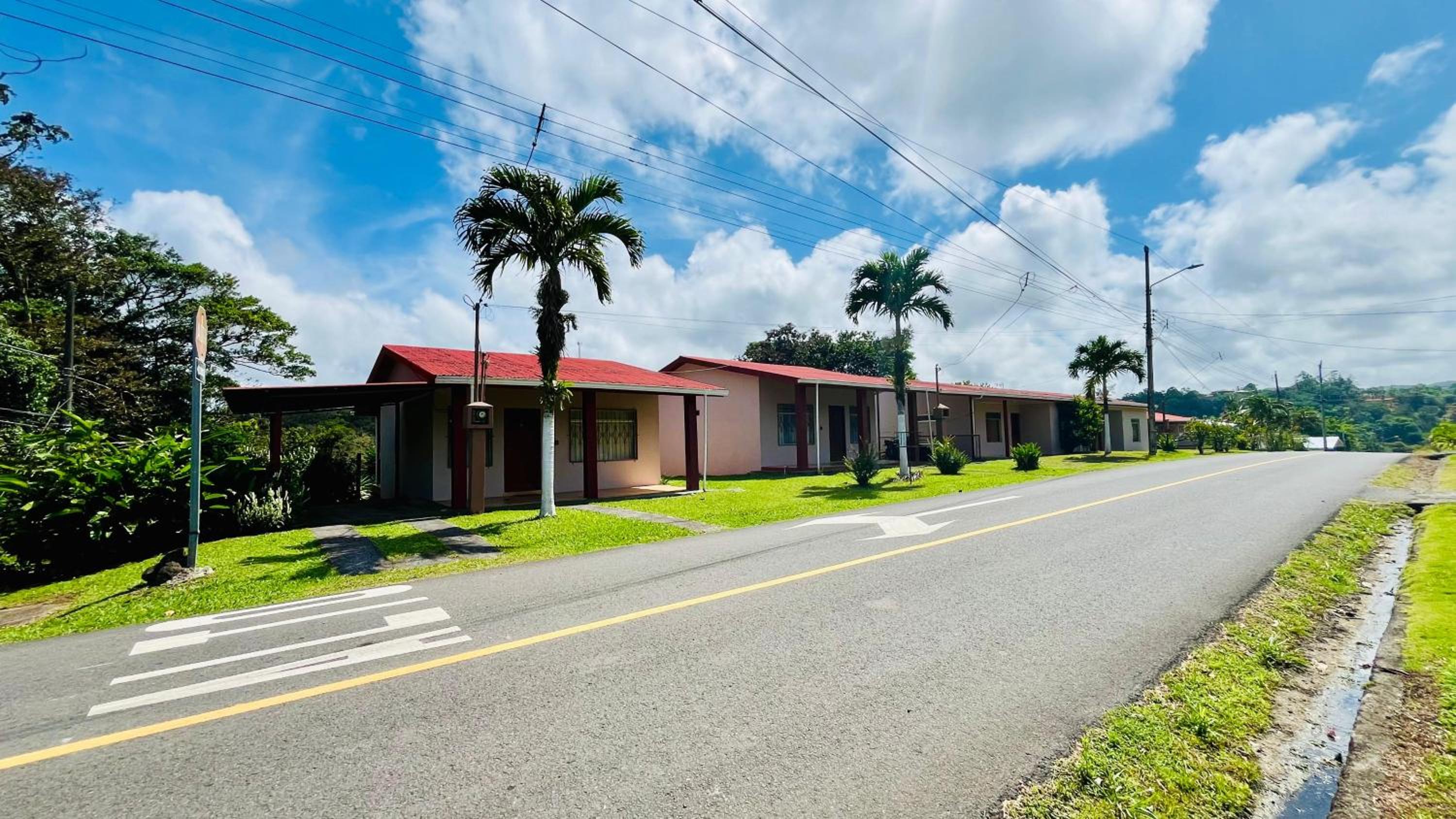 Charming Casa Aura, near lake Arenal in Nuevo arenal, pet friendly- Casas Airelibre