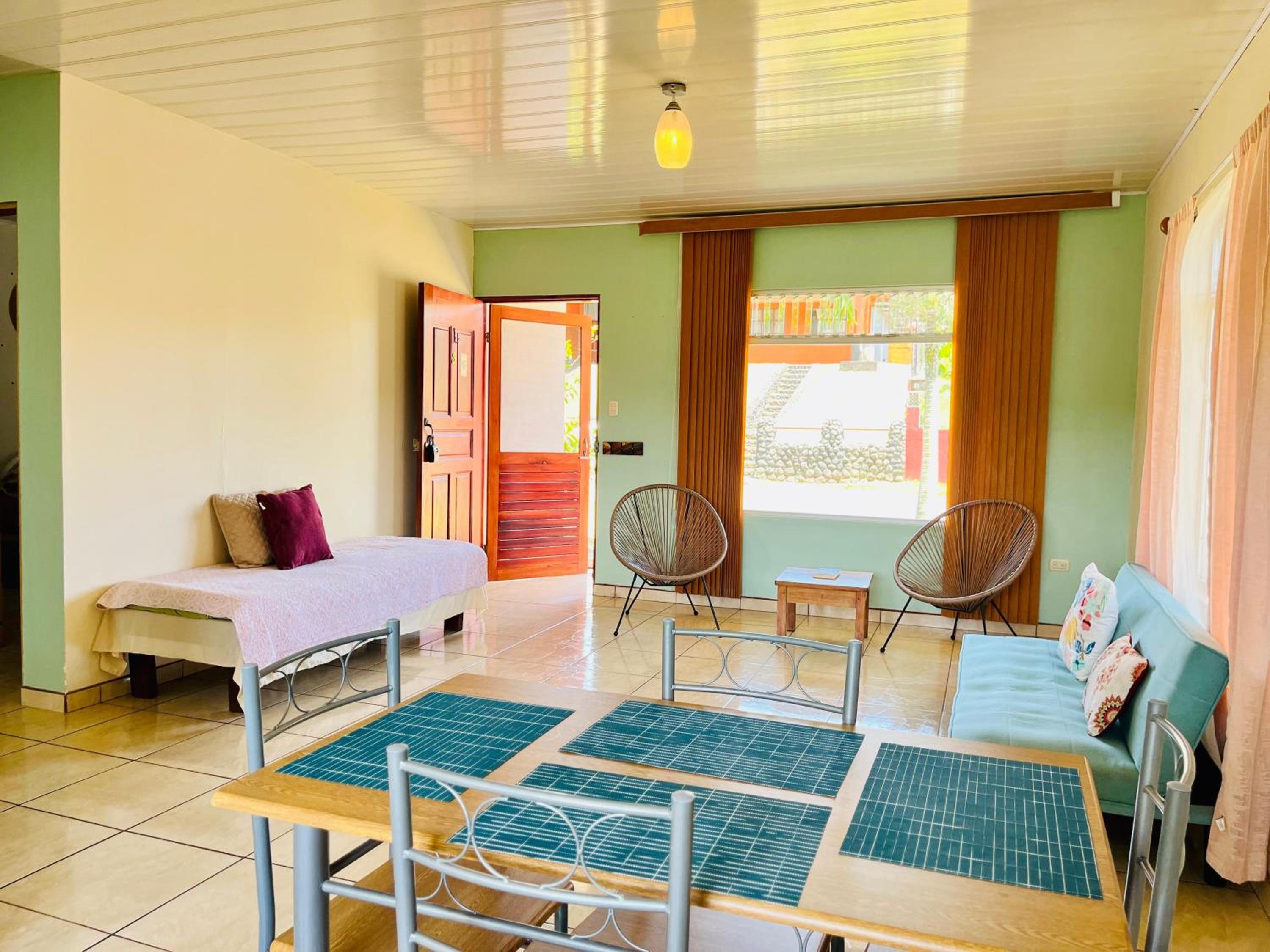 Charming Casa Aura, near lake Arenal in Nuevo arenal, pet friendly- Casas Airelibre