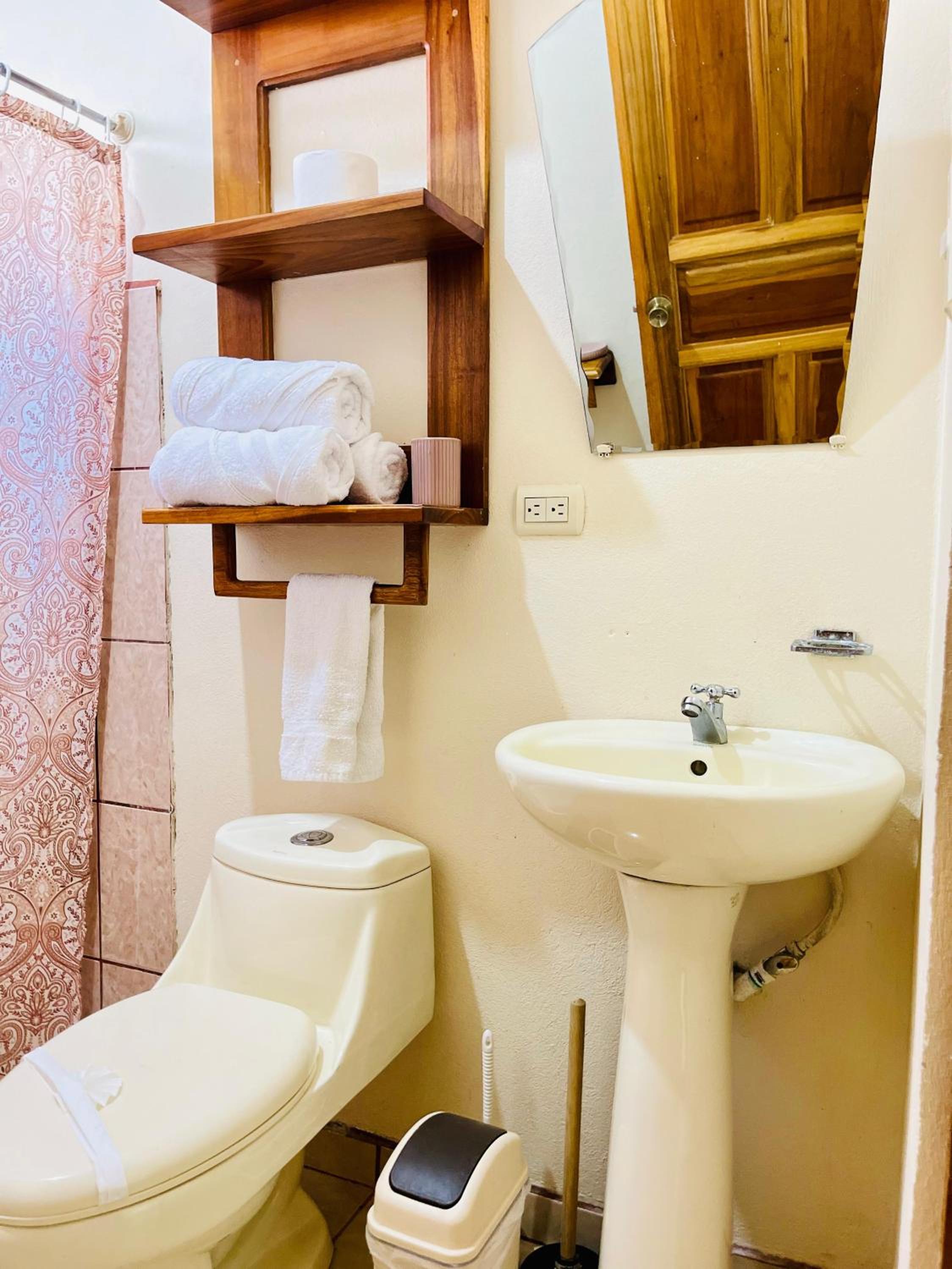 Charming Casa Aura, near lake Arenal in Nuevo arenal, pet friendly- Casas Airelibre