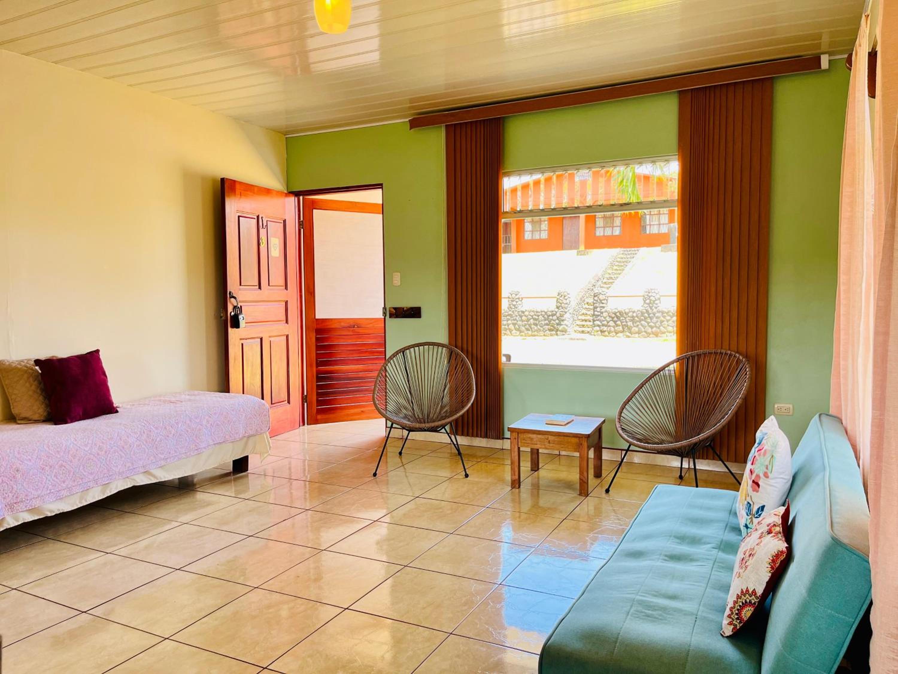 Charming Casa Aura, near lake Arenal in Nuevo arenal, pet friendly- Casas Airelibre