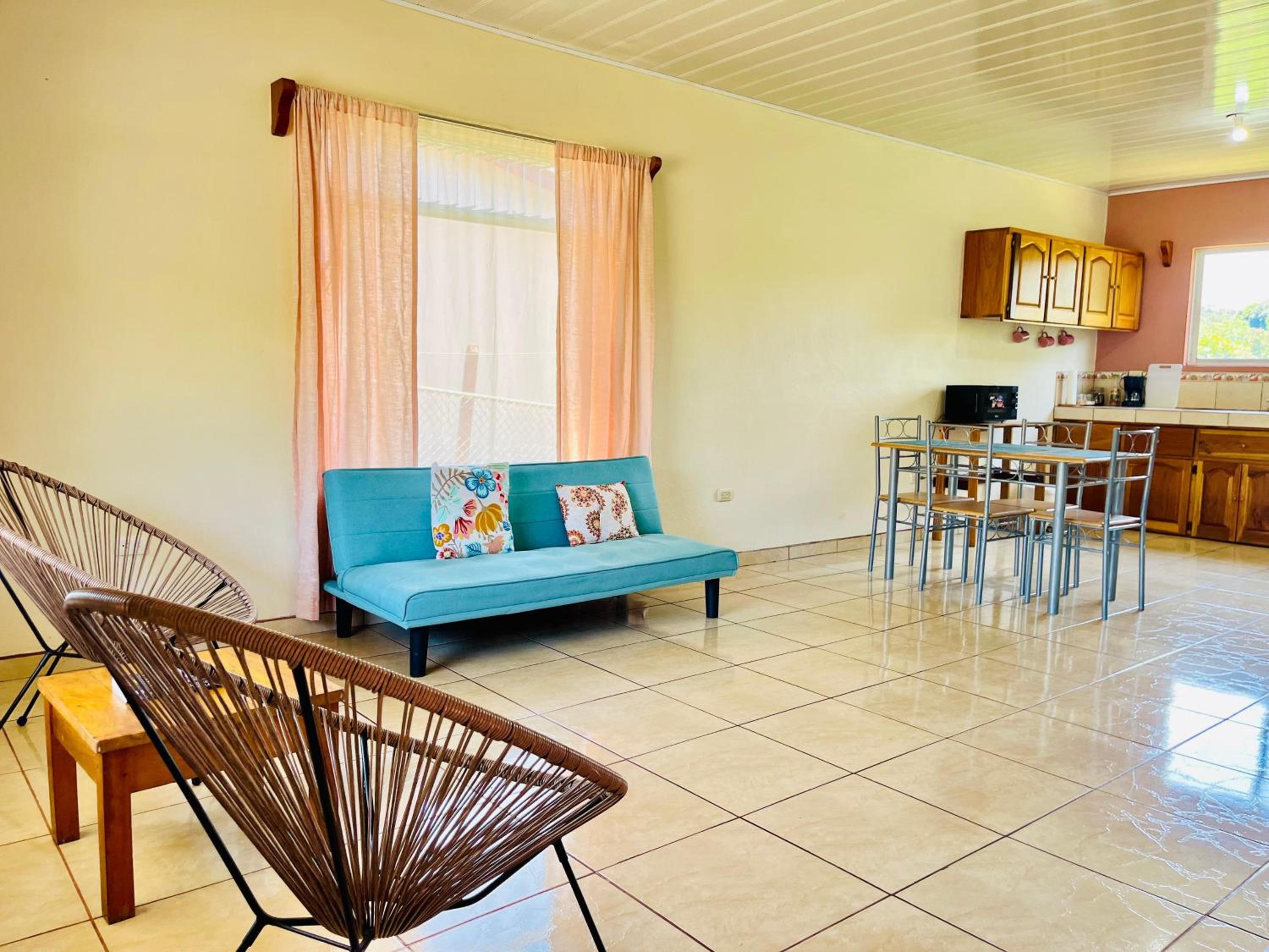 Charming Casa Aura, near lake Arenal in Nuevo arenal, pet friendly- Casas Airelibre