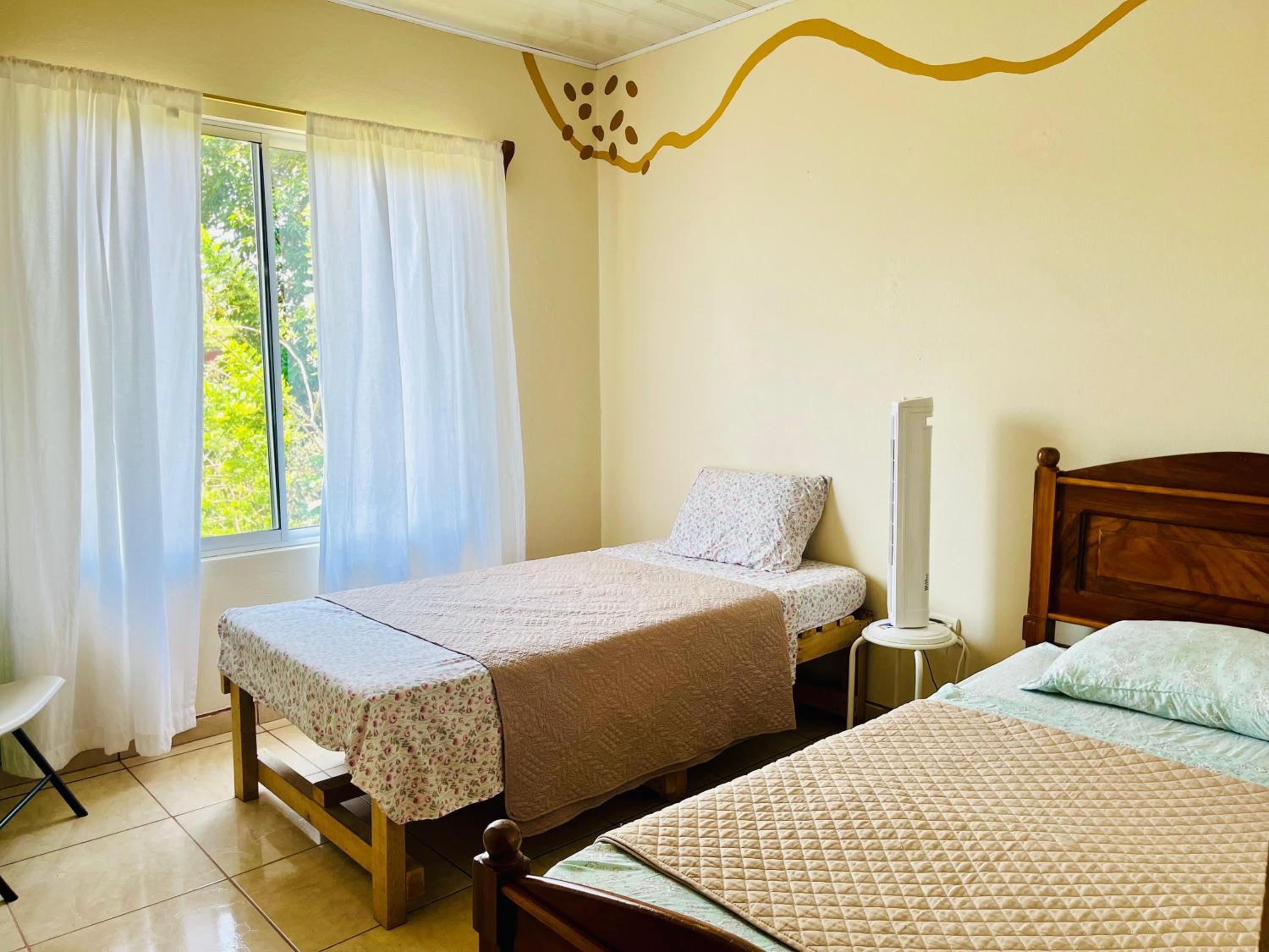 Charming Casa Aura, near lake Arenal in Nuevo arenal, pet friendly- Casas Airelibre