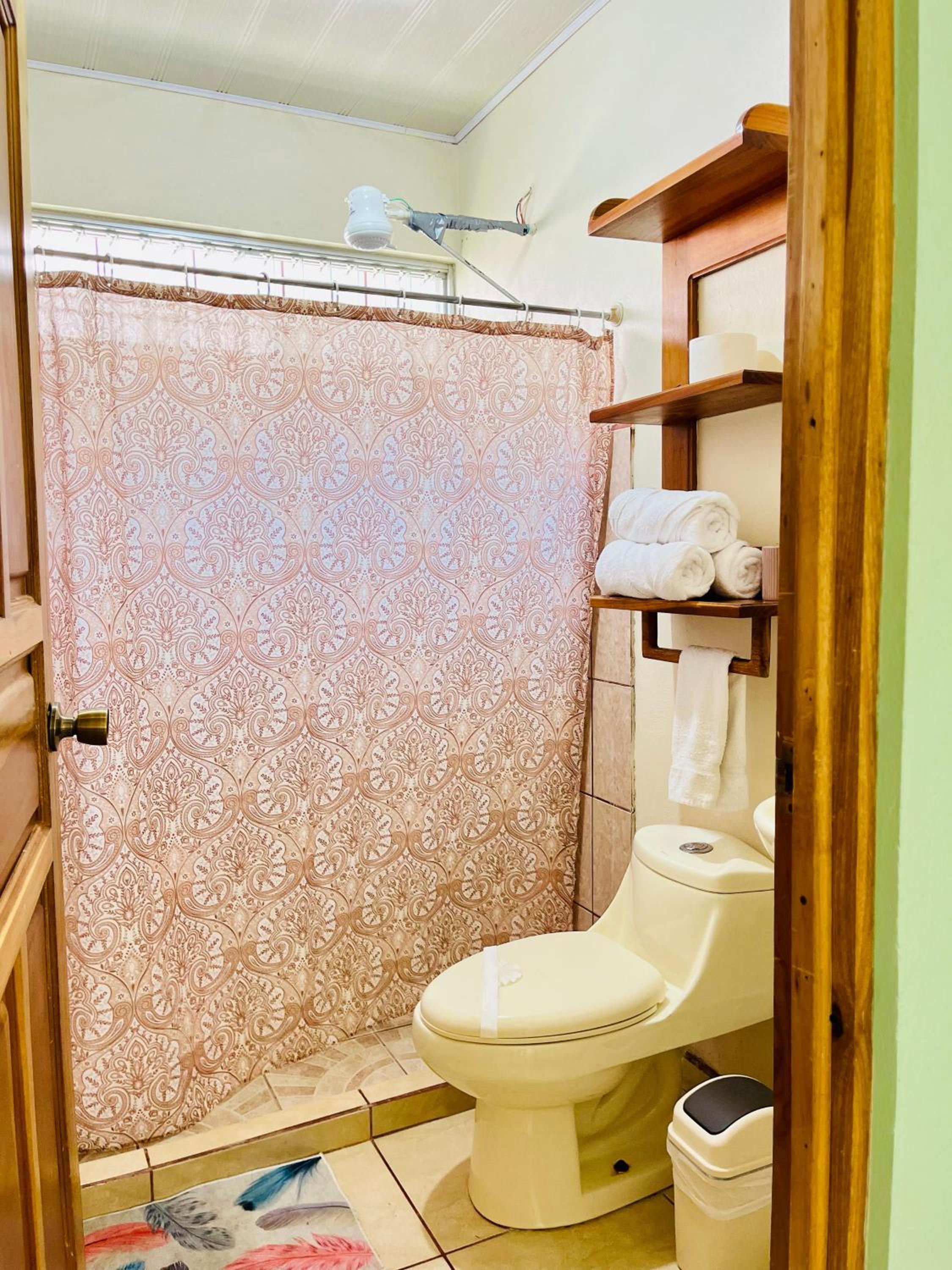 Charming Casa Aura, near lake Arenal in Nuevo arenal, pet friendly- Casas Airelibre