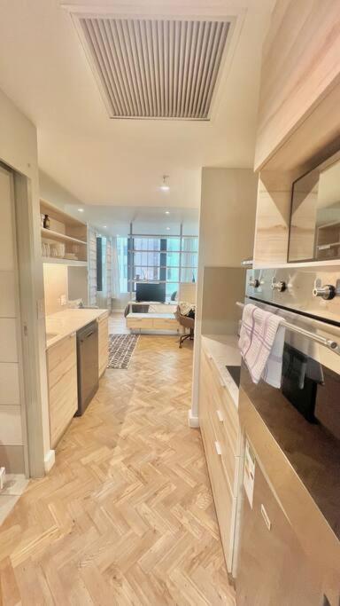 Fresh Modern Apartment in City Center view 3