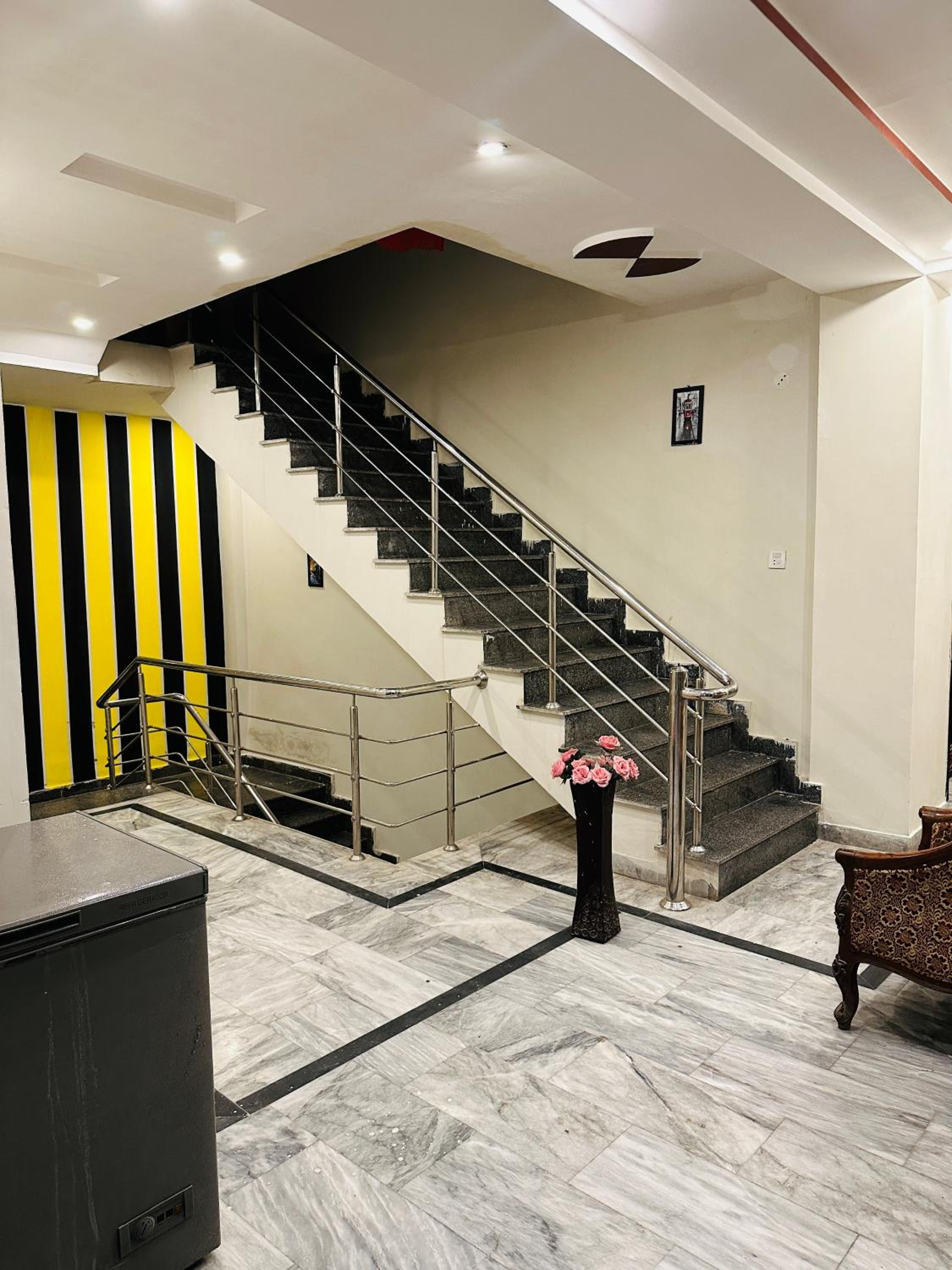The Luxury Girls Hostel- LDA Avenue view 2