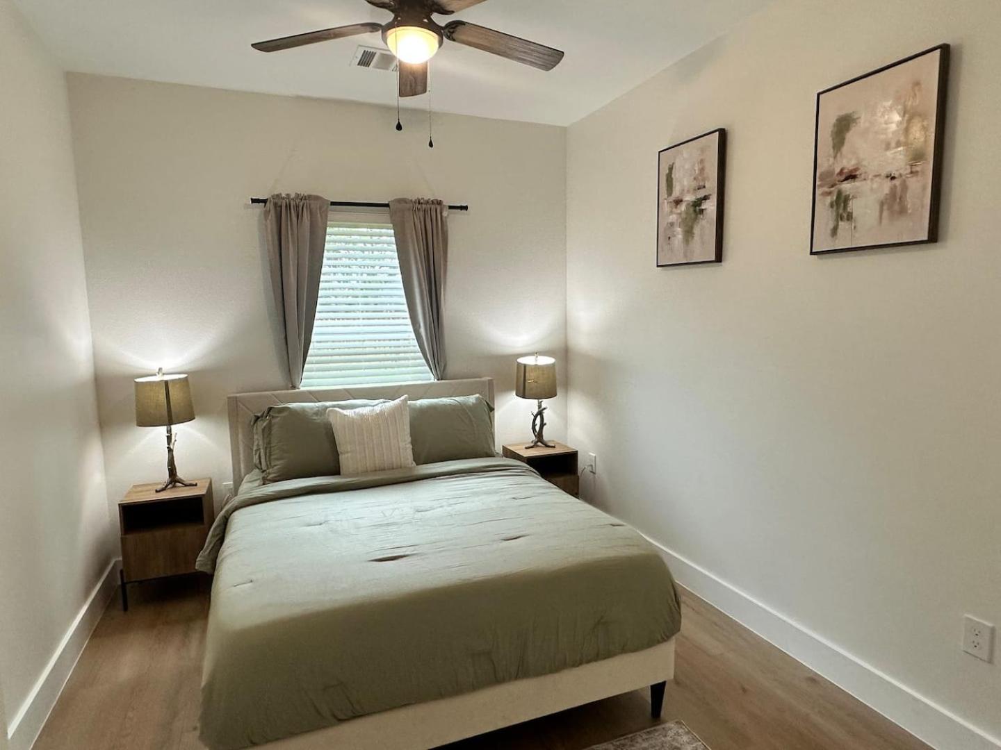 Cozy 3br Retreat With Yard view 5