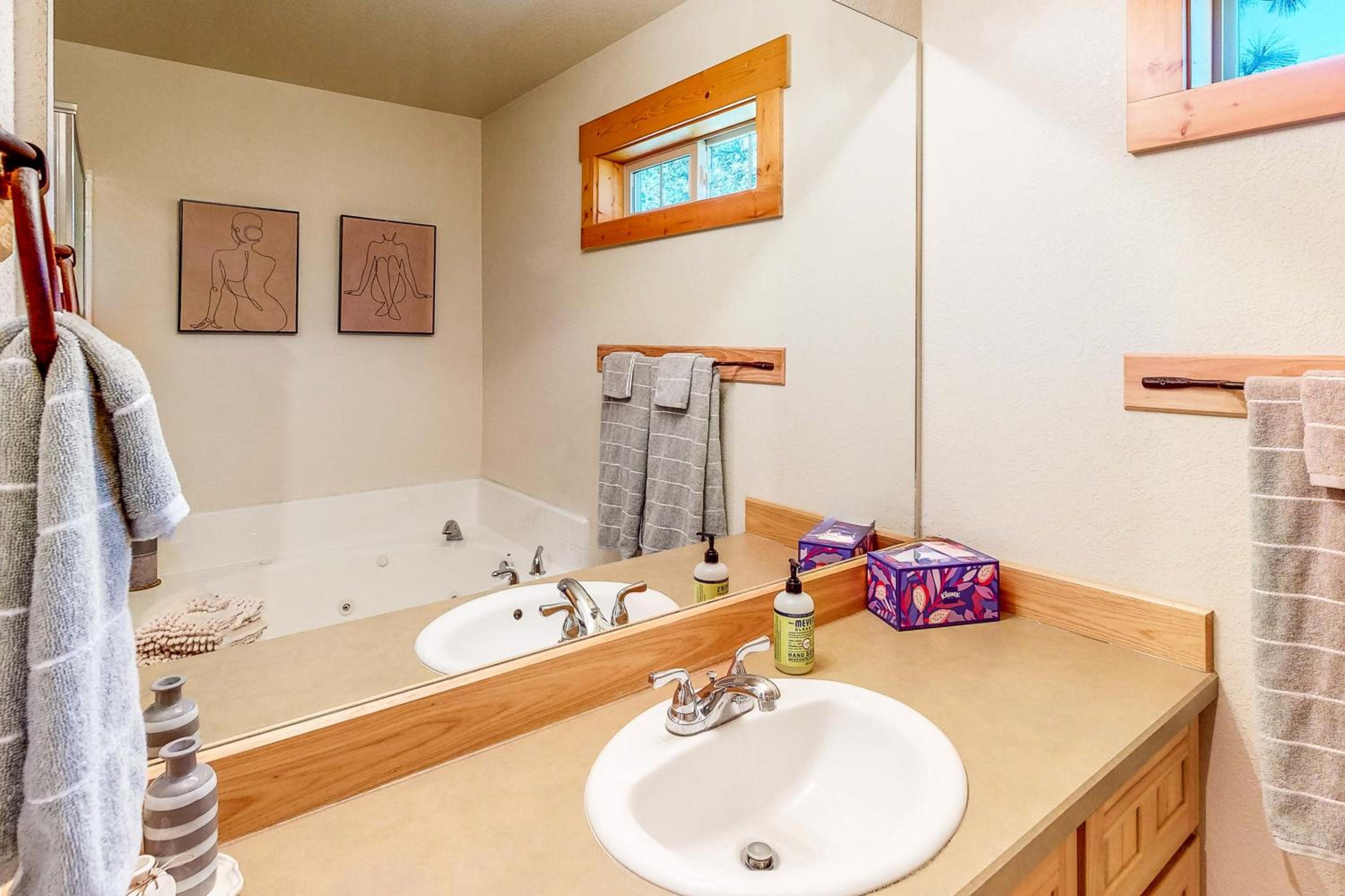 Gateway to Crater Lake! Resort Retreat with Pool