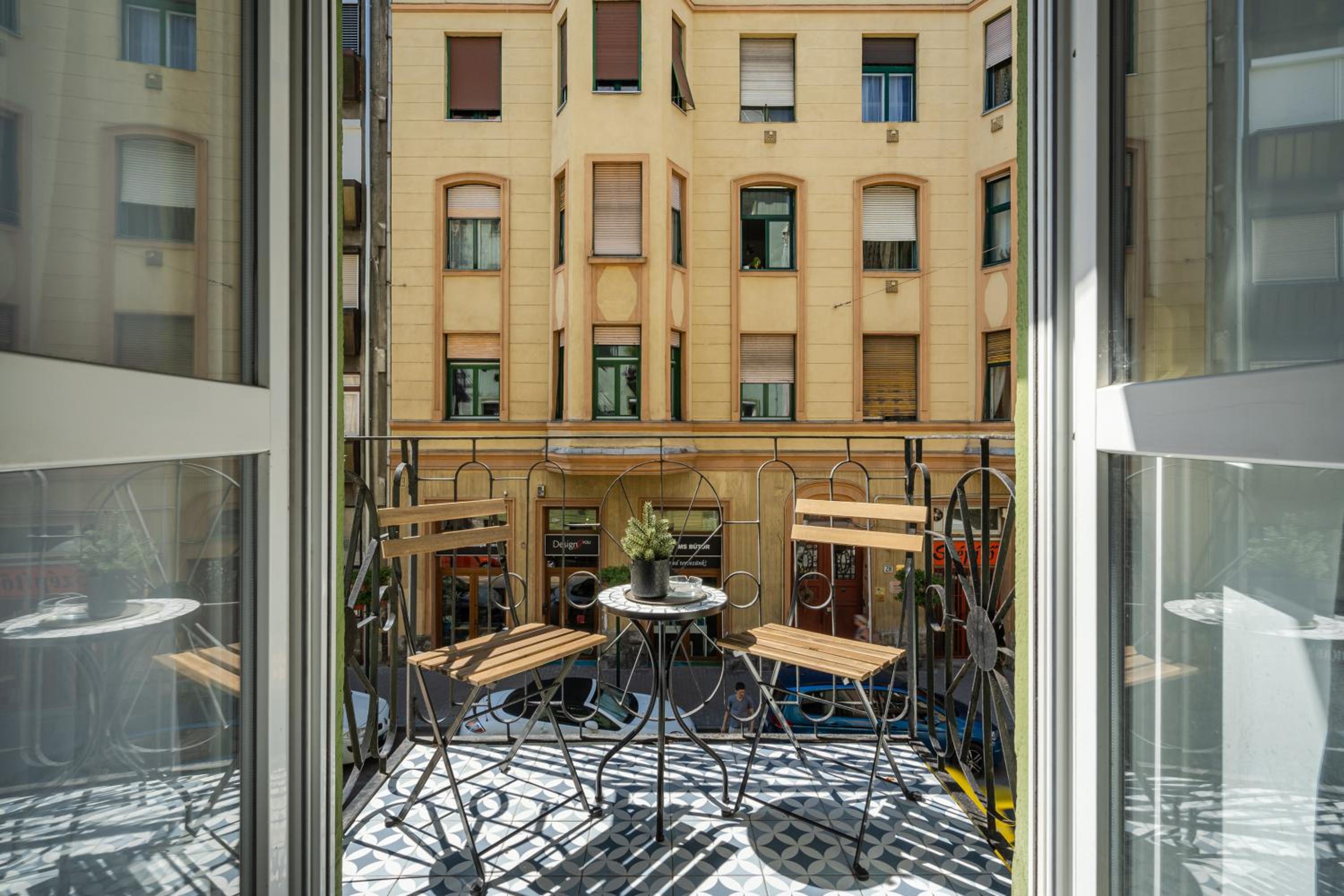 Admiral Blue Apartment with balcony view 3