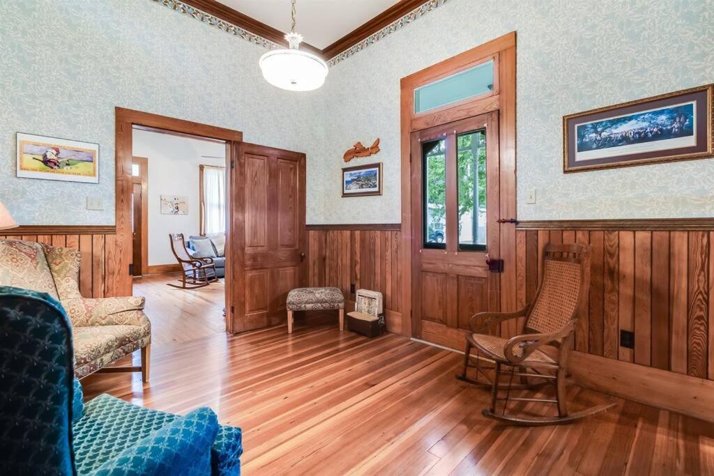 Historic Home, Downtown Scott, Sleeps 6, Near Interstate 10 view 3