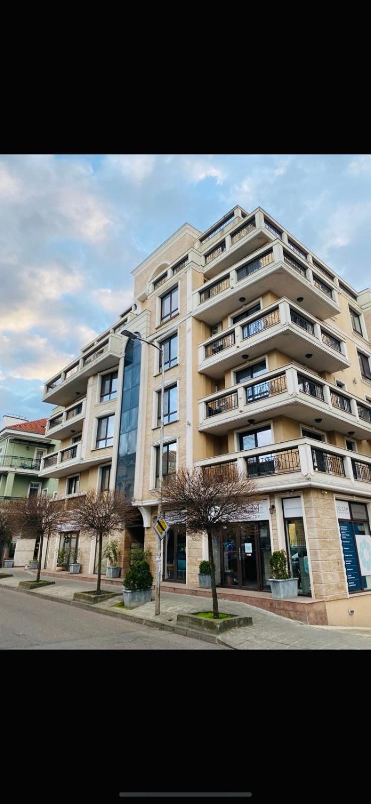 Sea Garden Apartment, excellent location with free parking