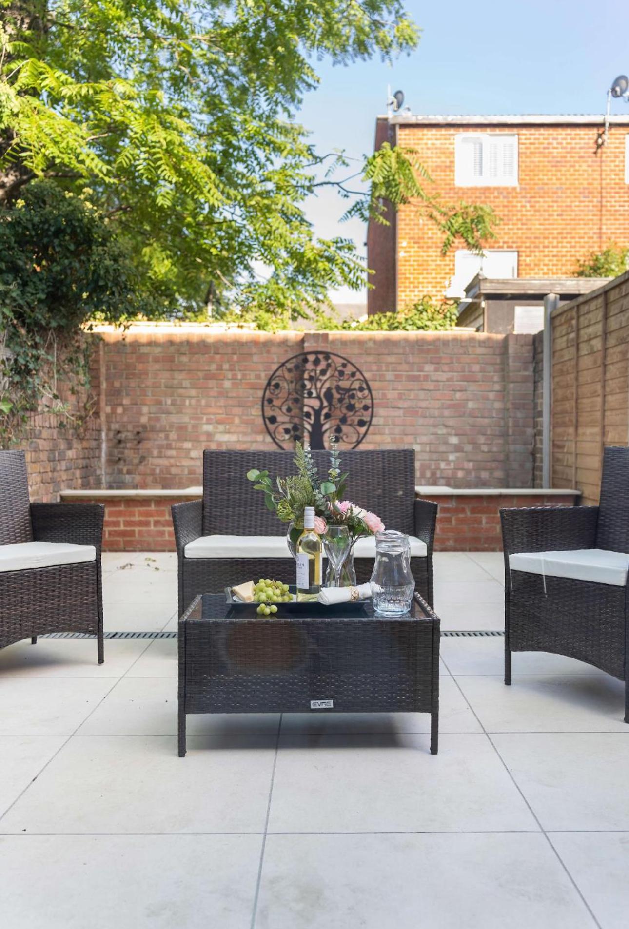 Spacious 4 Bedroom Townhouse By LiveStay Short Lets & Serviced Accommodation London With Garden