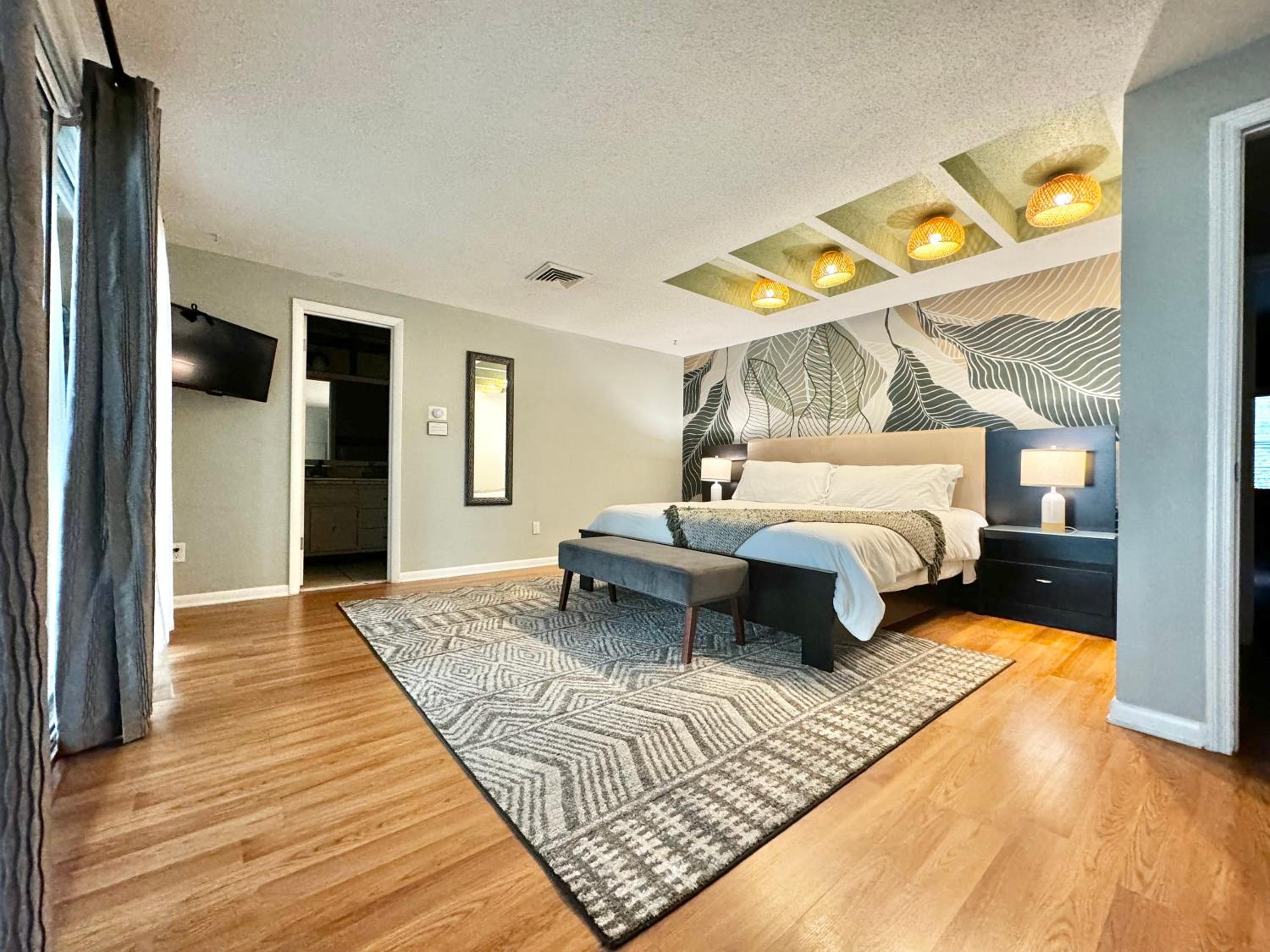Spacious Lakefront House with Pool, Hottub, & Boating