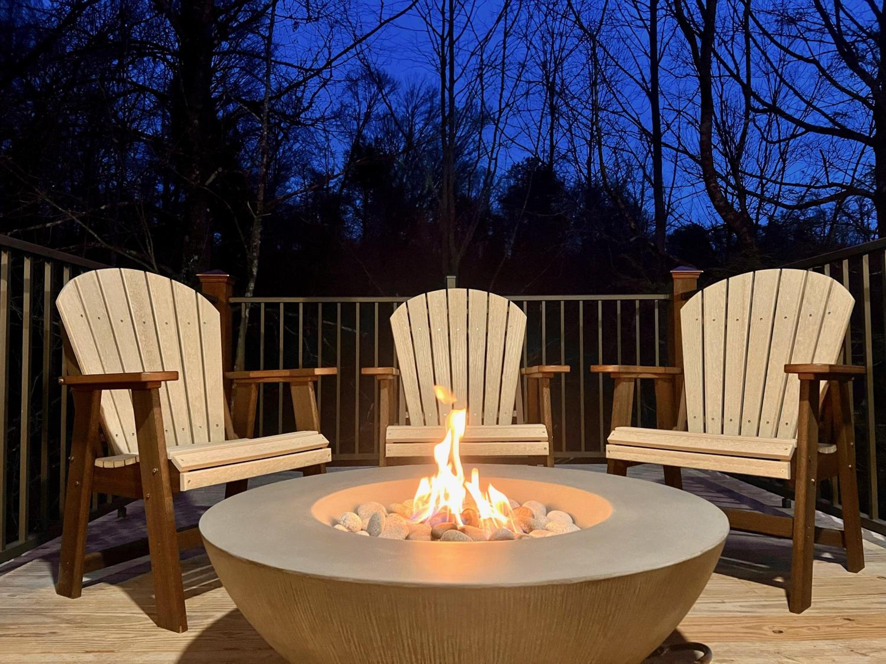Lumberjack Lodge: Pool Theater Fire Pit