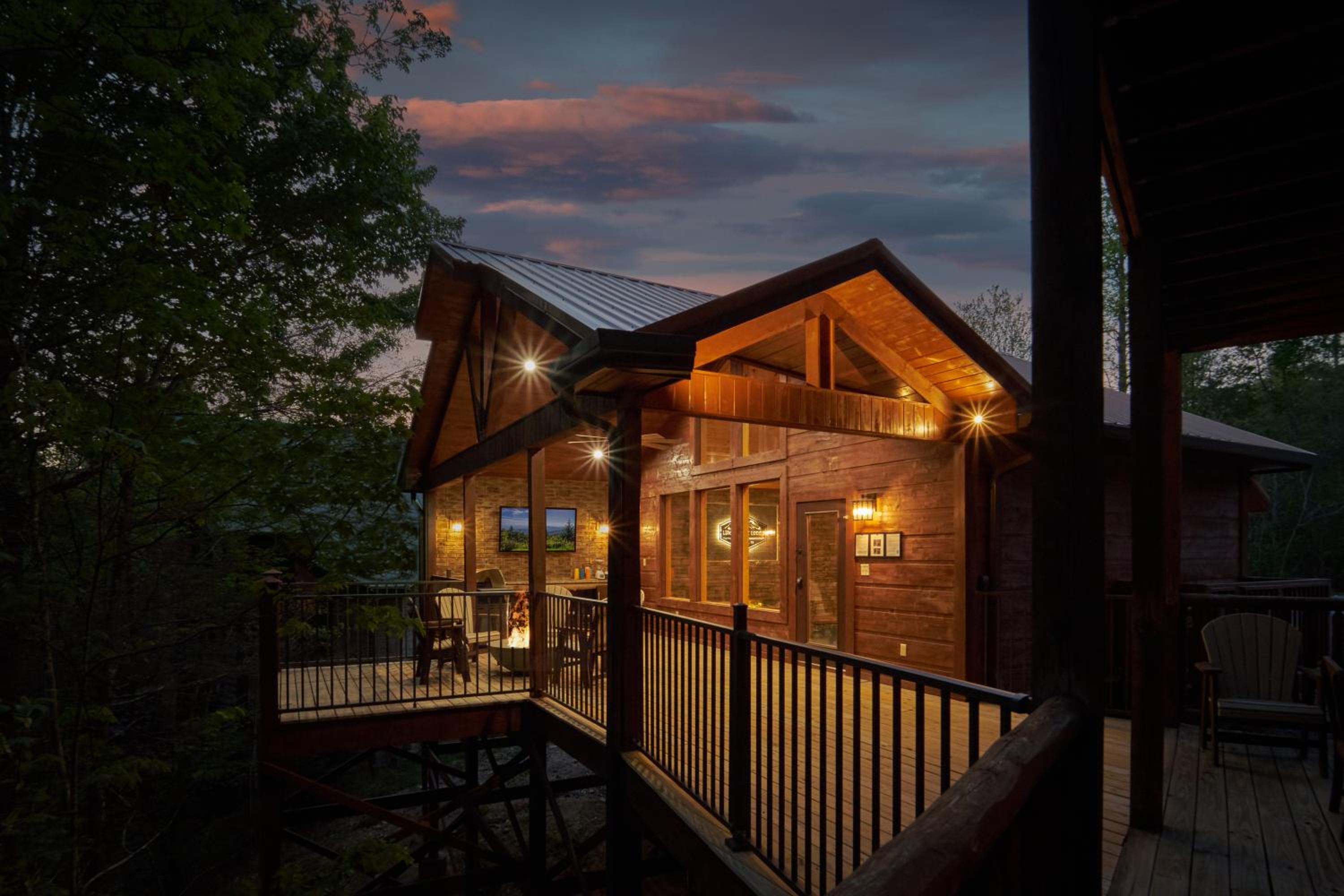 Lumberjack Lodge: Pool Theater Fire Pit