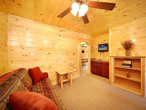 Lumberjack Lodge: Pool Theater Fire Pit