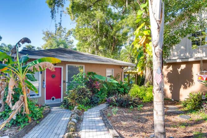 Spacious Lakefront House with Pool, Hottub, & Boating