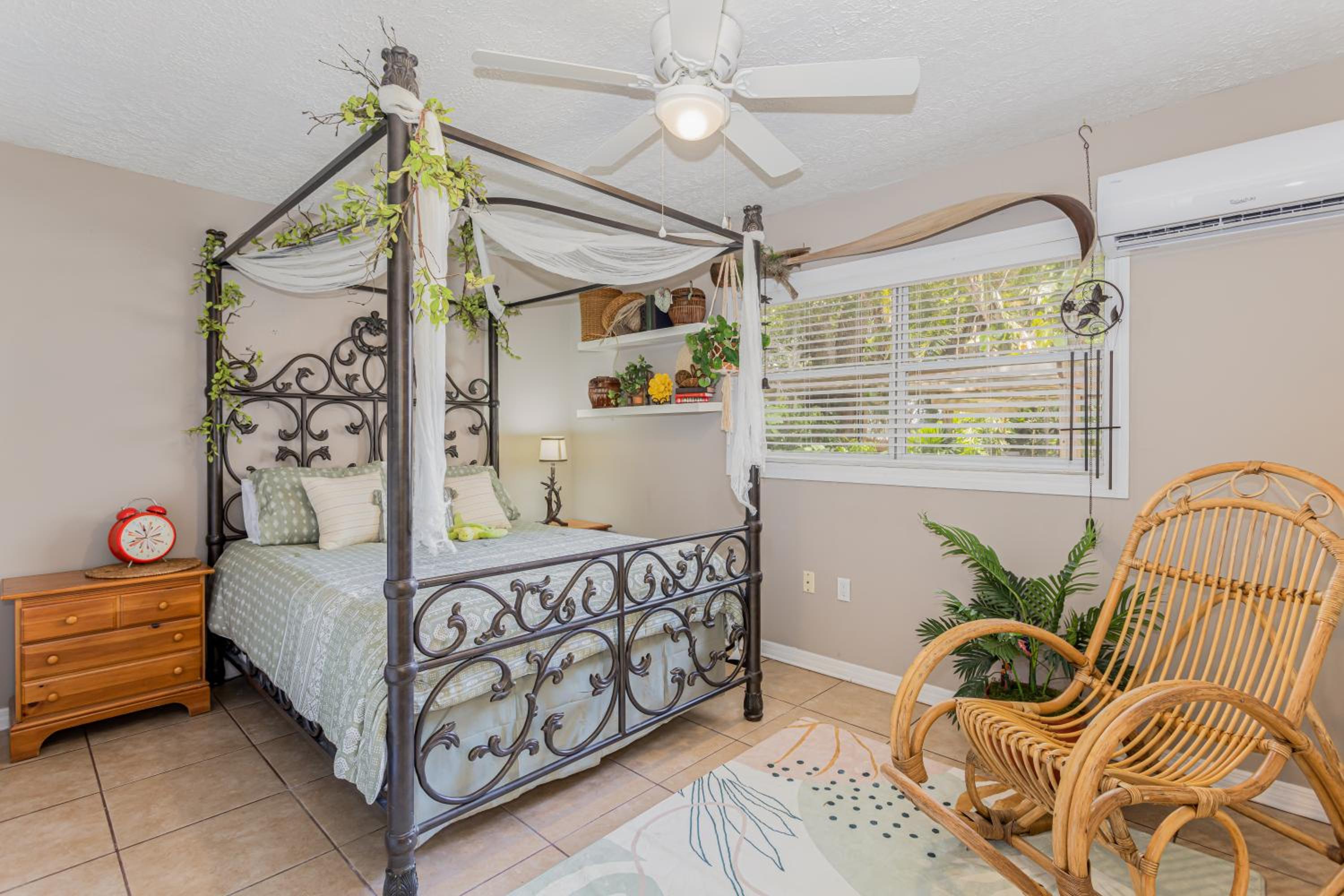 Spacious Lakefront House with Pool, Hottub, & Boating