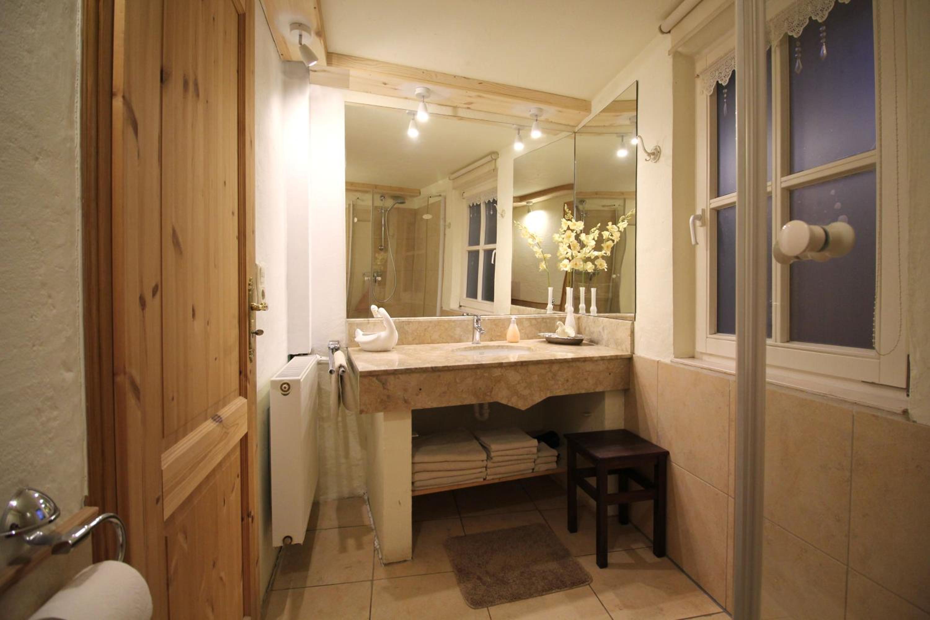 Apartment 175 qm SCHWANENNEST, in der romantischen Rödermühle an der Fränkischen Saale in Deutschlands Mitte, 8 km zur A7