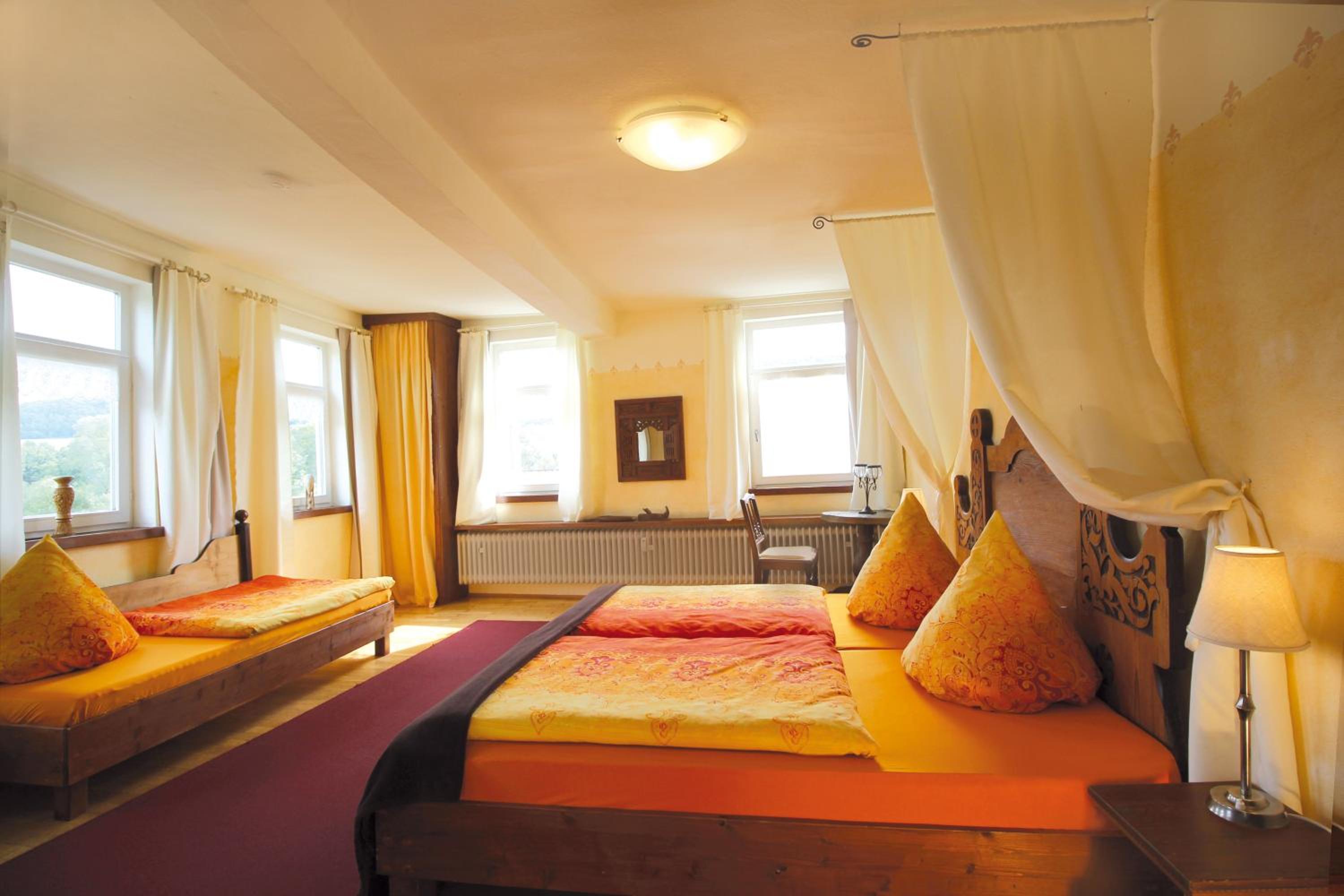 Apartment 175 qm SCHWANENNEST, in der romantischen Rödermühle an der Fränkischen Saale in Deutschlands Mitte, 8 km zur A7