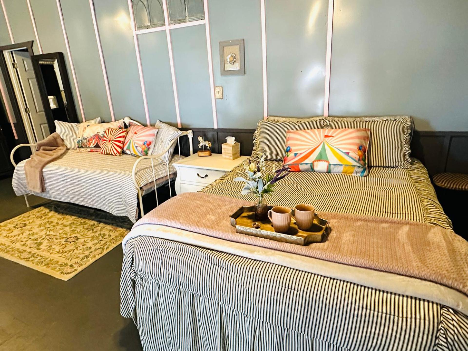 Acorn Hideaways Canton Nostalgic Family-Sized Suite, Sleeps 5 view 4