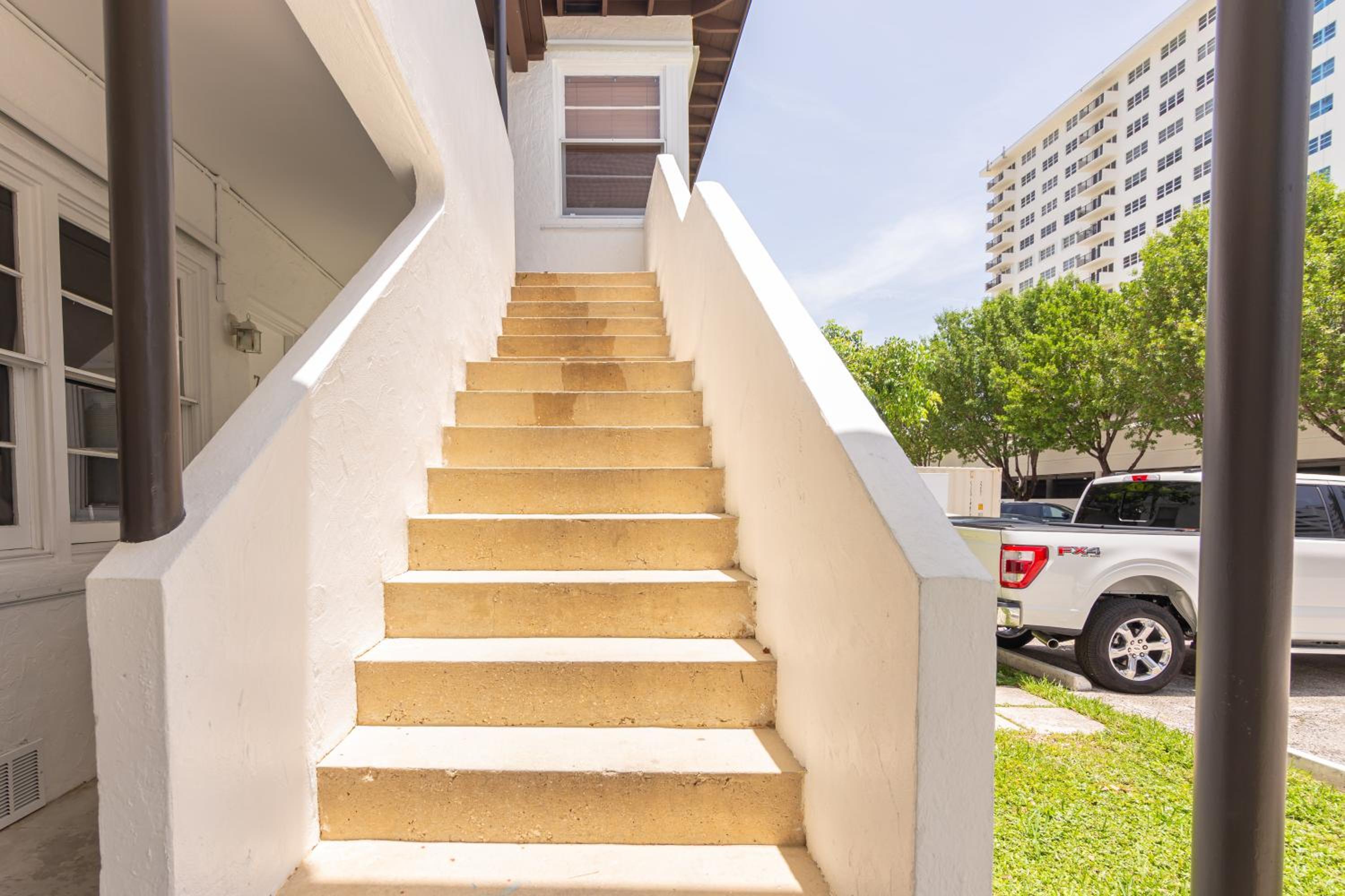 1-BDRM Apartment - 5 minutes walking Las Olas Beach view 2