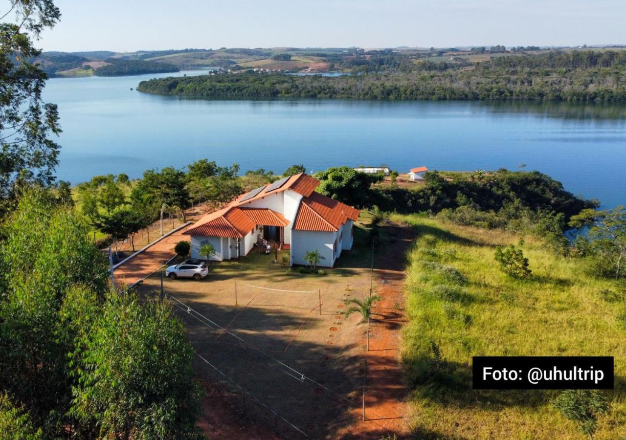 Casa em ponto turístico de Carrancas, com PISCINA, VISTA de Cinema, 3 Suítes, cozinha EQUIPADA, NATUREZA exuberante, acesso à represa