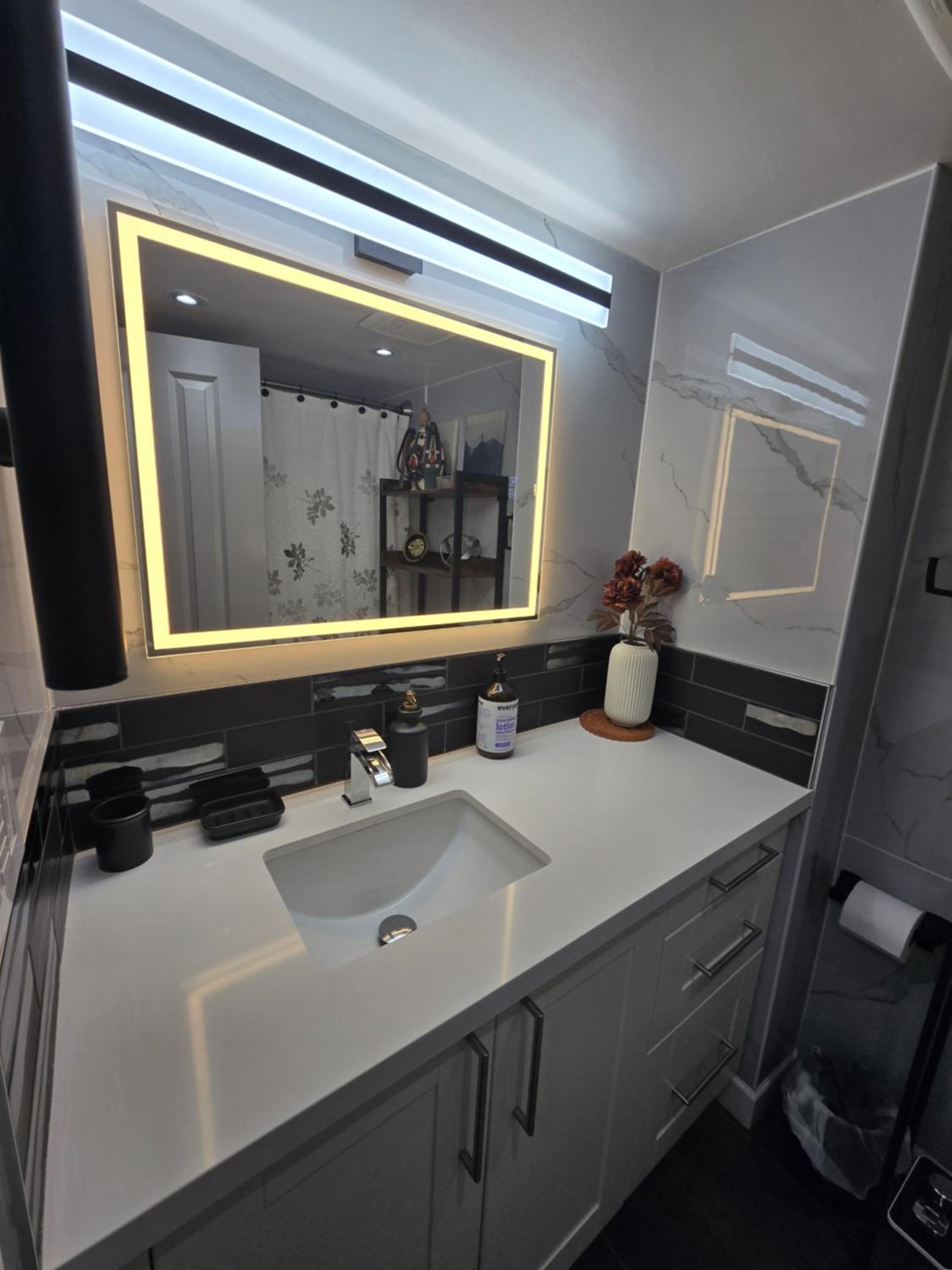 Designer-Luxury. WaterView, Parking, Rooftop pool