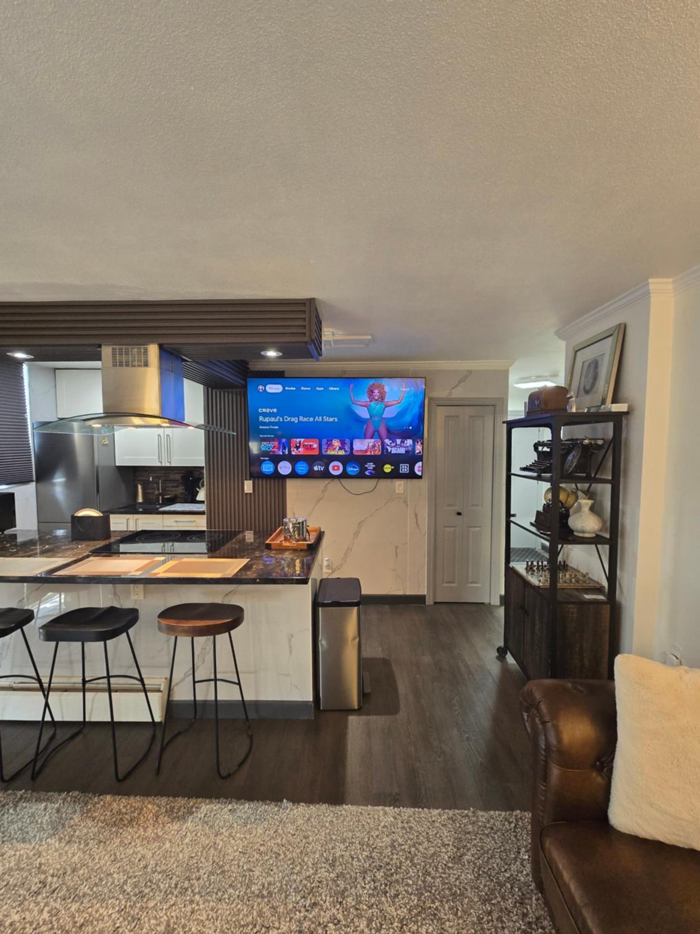 Designer-Luxury. WaterView, Parking, Rooftop pool