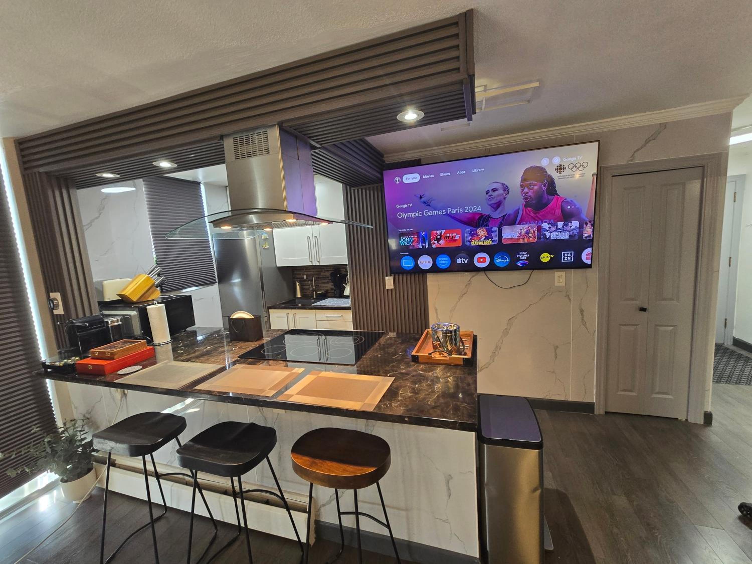 Designer-Luxury. WaterView, Parking, Rooftop pool