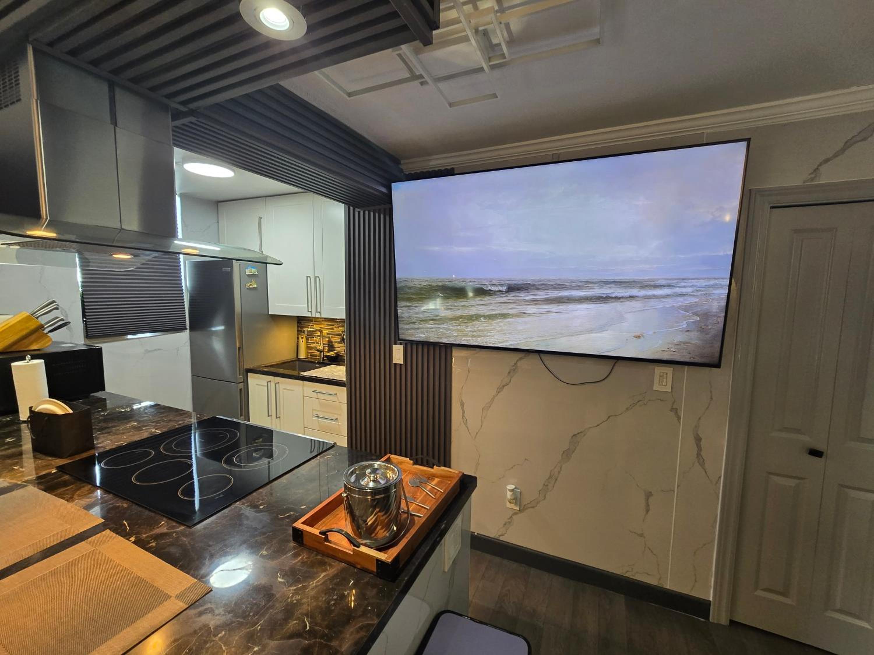 Designer-Luxury. WaterView, Parking, Rooftop pool