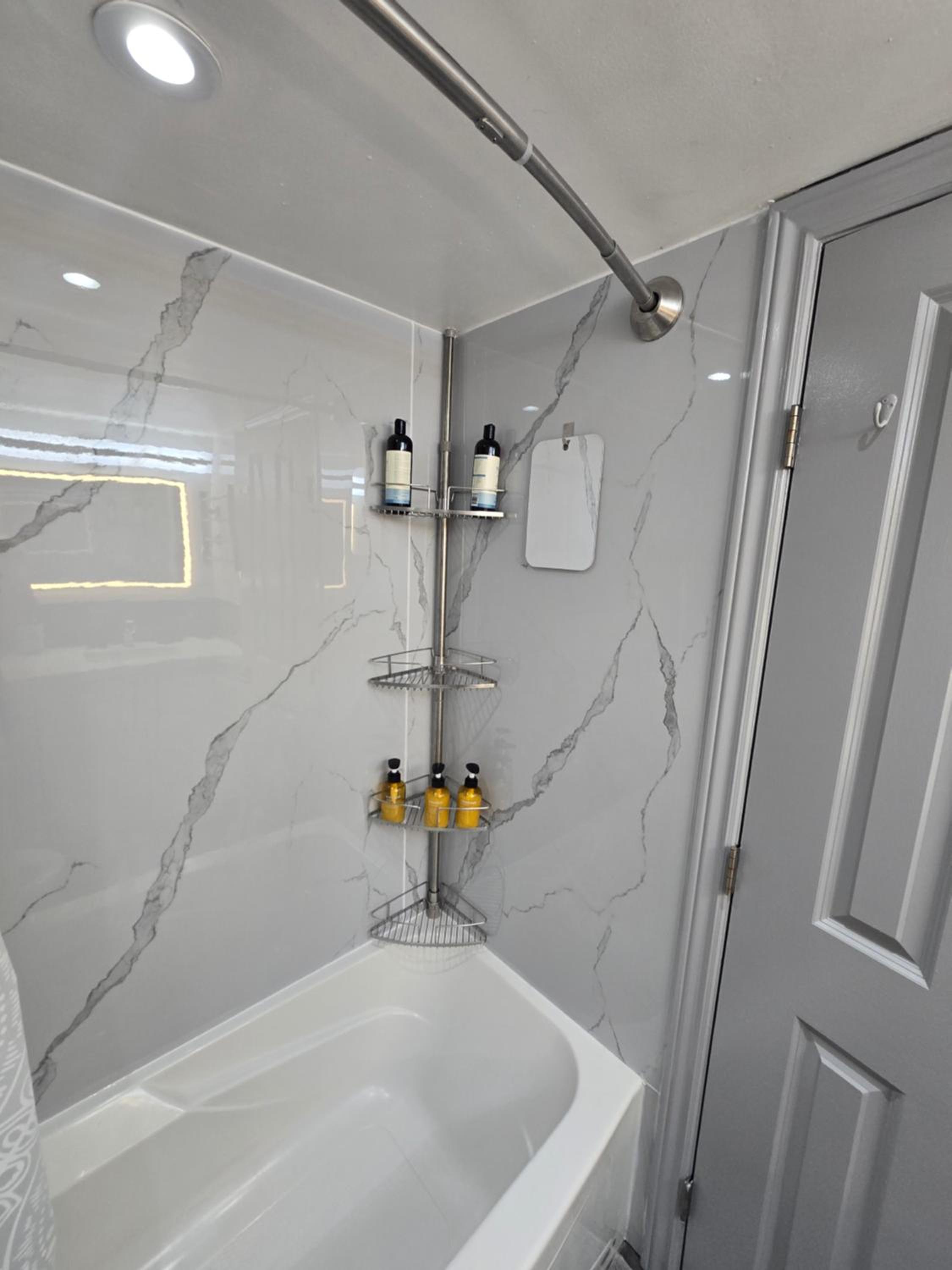 Designer-Luxury. WaterView, Parking, Rooftop pool
