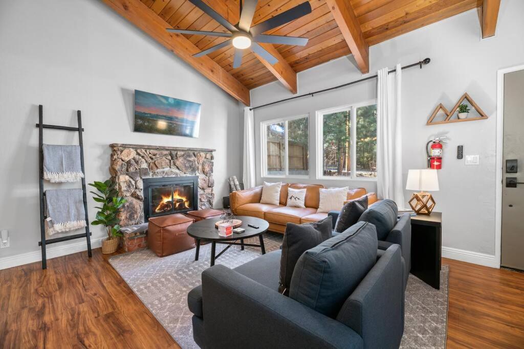 Family-friendly, AC, Hot Tub, Walk 2 Park & Lake view 3