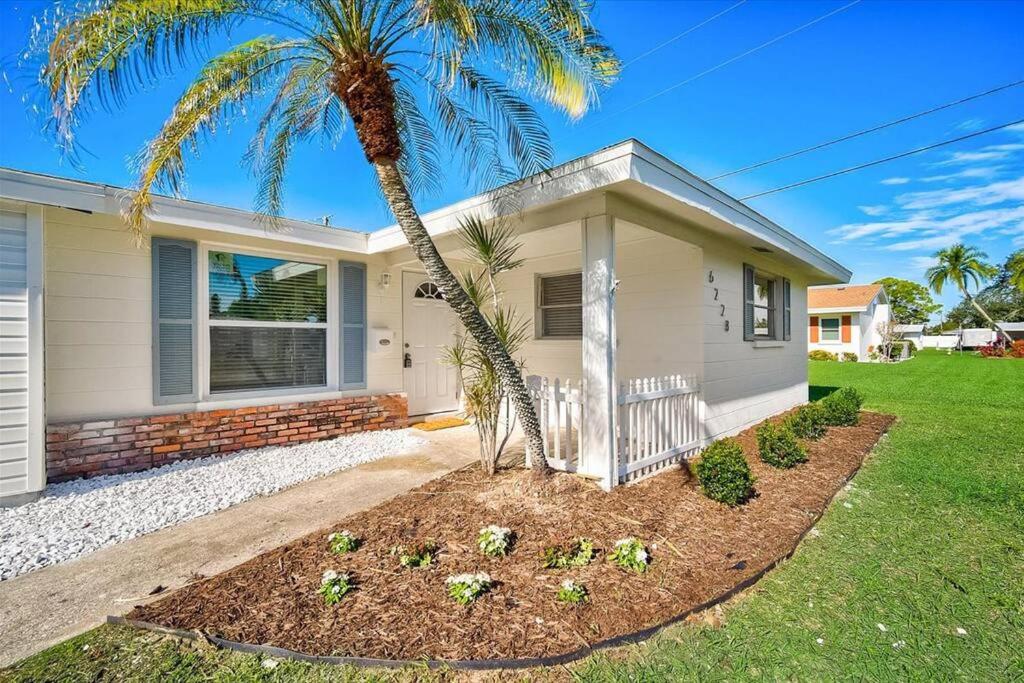 Spacious home With Heated Pool 3 miles from IMG!