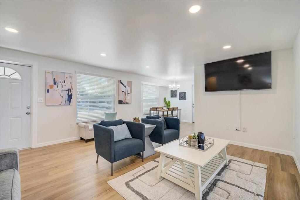 Spacious home With Heated Pool 3 miles from IMG!