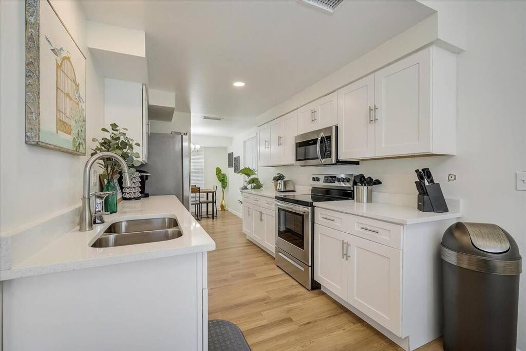 Spacious home With Heated Pool 3 miles from IMG!