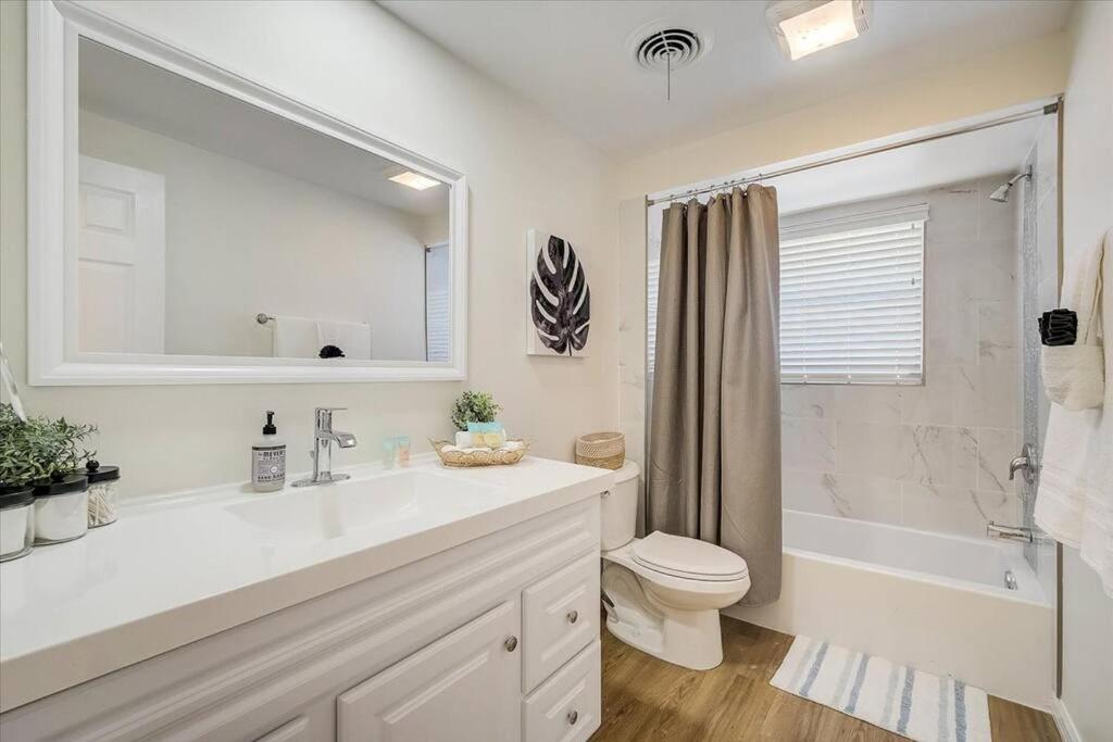 Spacious home With Heated Pool 3 miles from IMG!