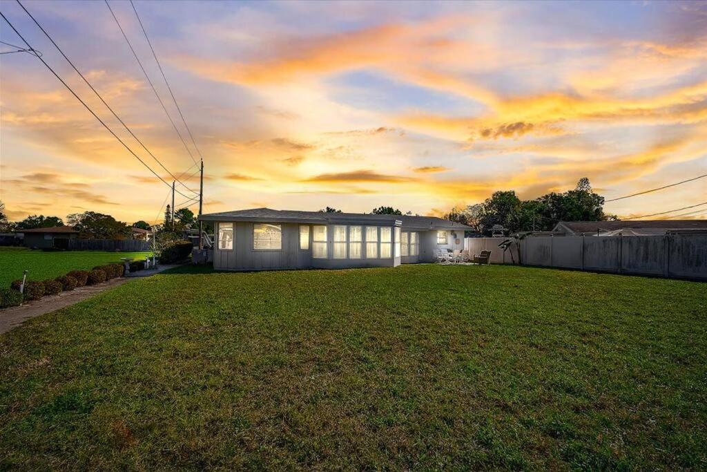Spacious home With Heated Pool 3 miles from IMG!