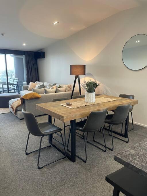 Top Floor Mount Central Apartment with Pool & Spa view 2