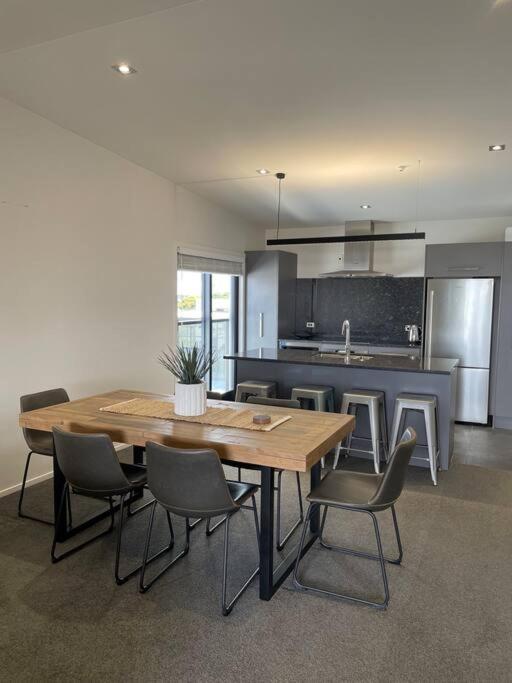 Top Floor Mount Central Apartment with Pool & Spa view 3