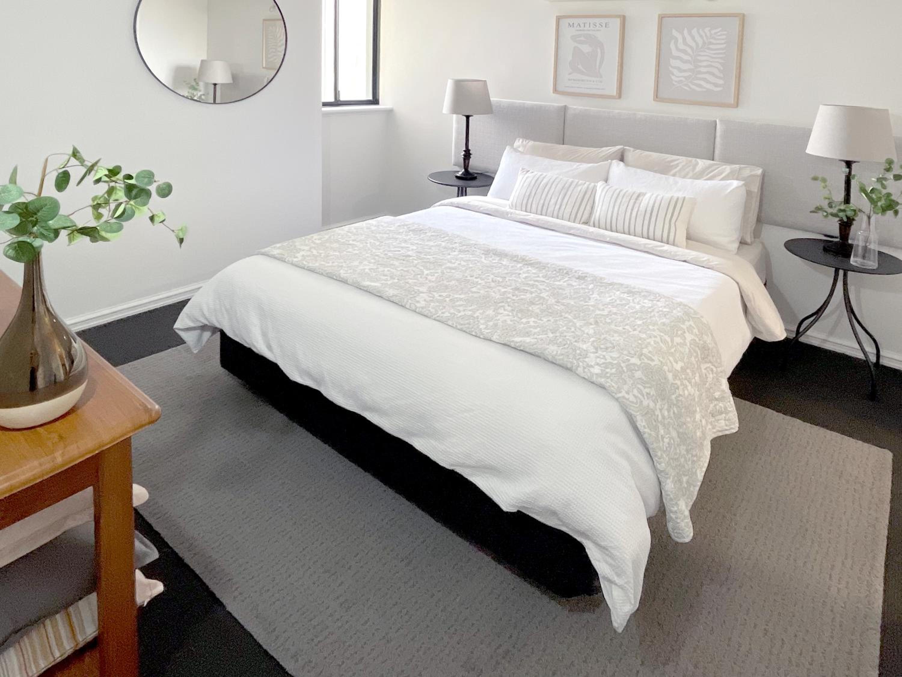 Stylish Executive City Pad w Parking and Pool