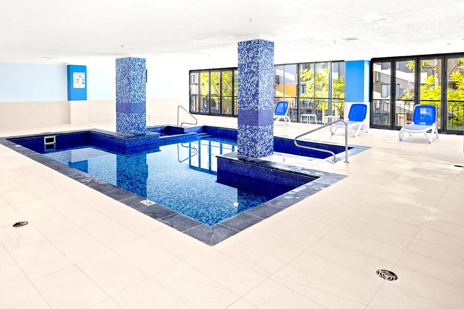 Stylish Executive City Pad w Parking and Pool