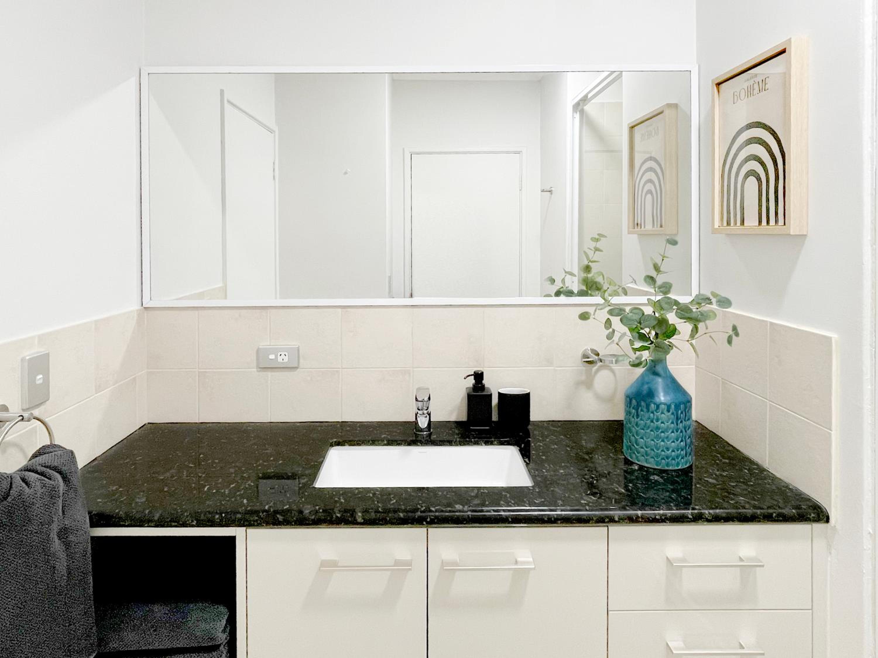 Stylish Executive City Pad w Parking and Pool