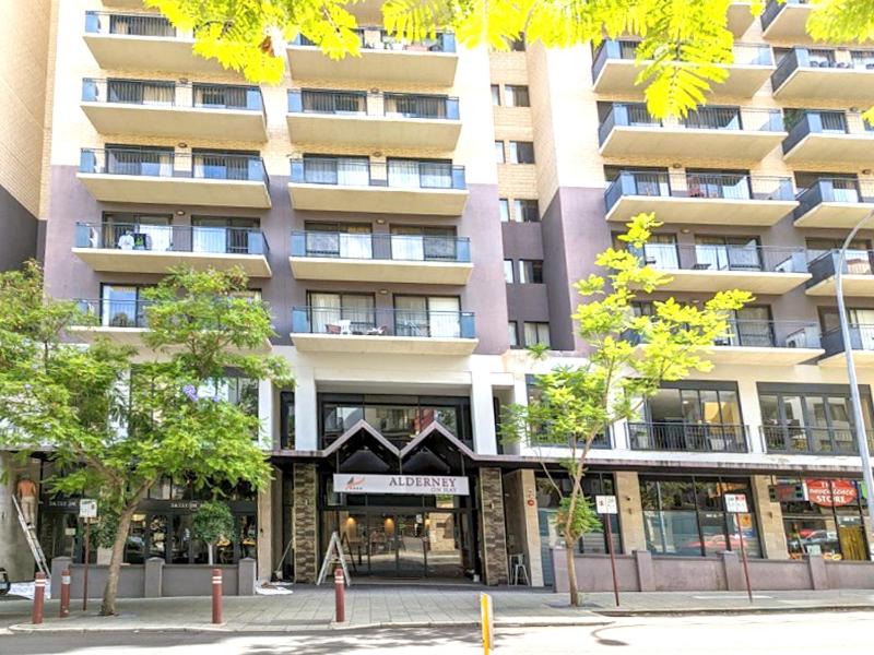 Stylish Executive City Pad w Parking and Pool
