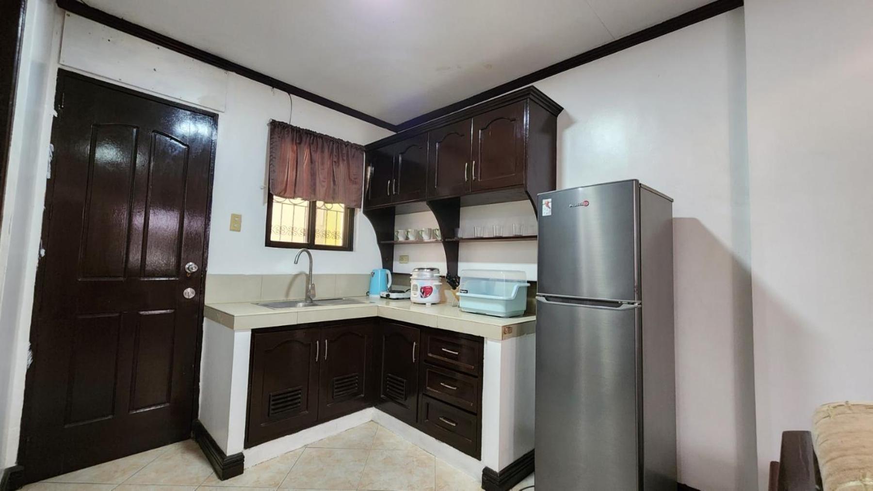 EV2 Townhouse Hotel